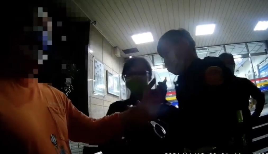 董一直辱罵警，警說你涉及妨害公務，我現在要當場逮捕你。（翻攝畫面）