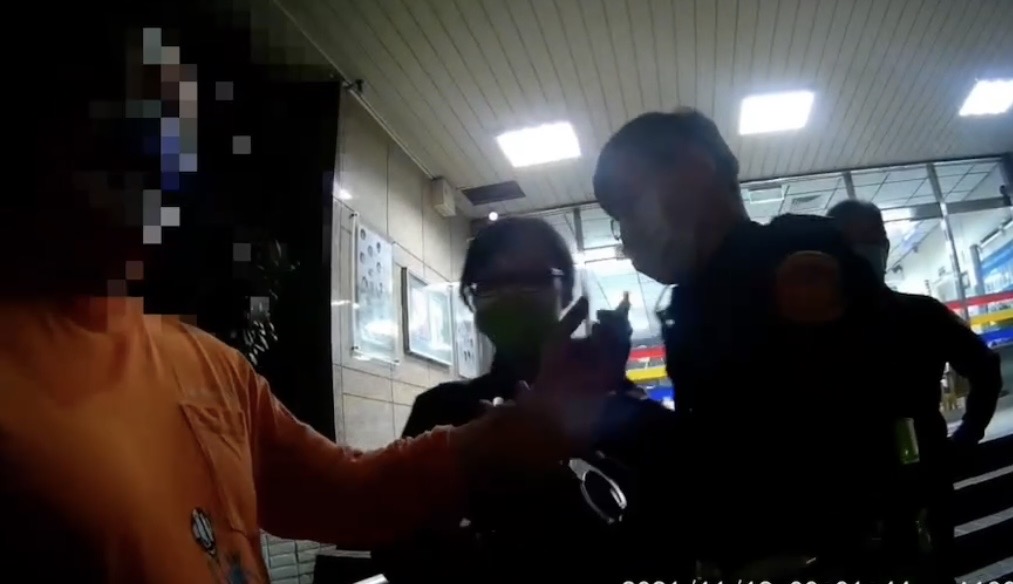 董一直辱罵警，警說你涉及妨害公務，我現在要當場逮捕你。（翻攝畫面）