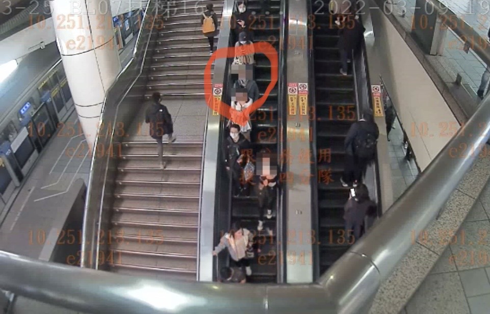 林女在捷運手扶梯遭偷拍。（翻攝畫面）
