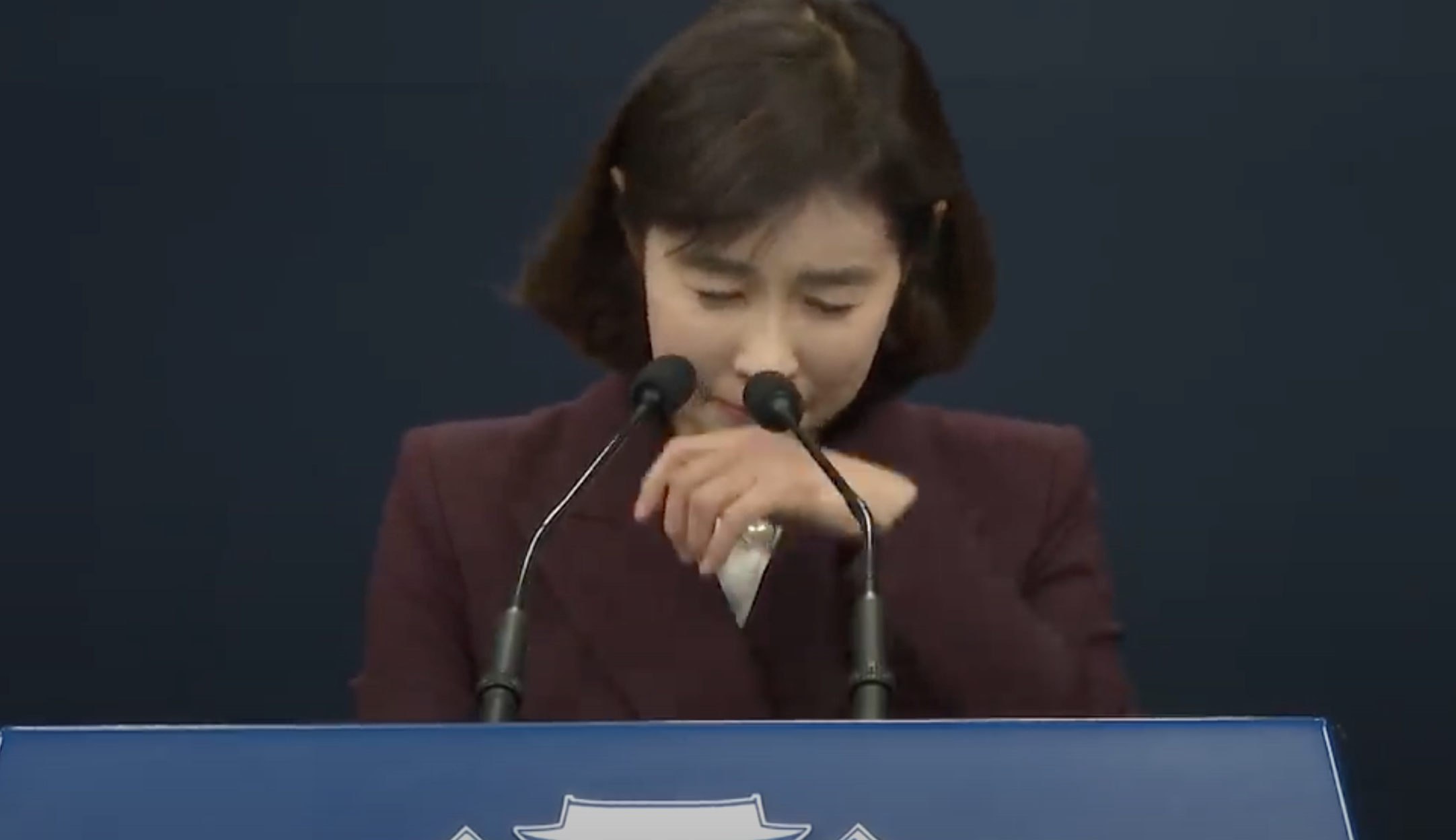 青瓦台發言人朴炅美在提到敗選一事時，控制不住失落情緒當場落淚，5分鐘後才重回發言台。（翻攝JTBC Youtube）