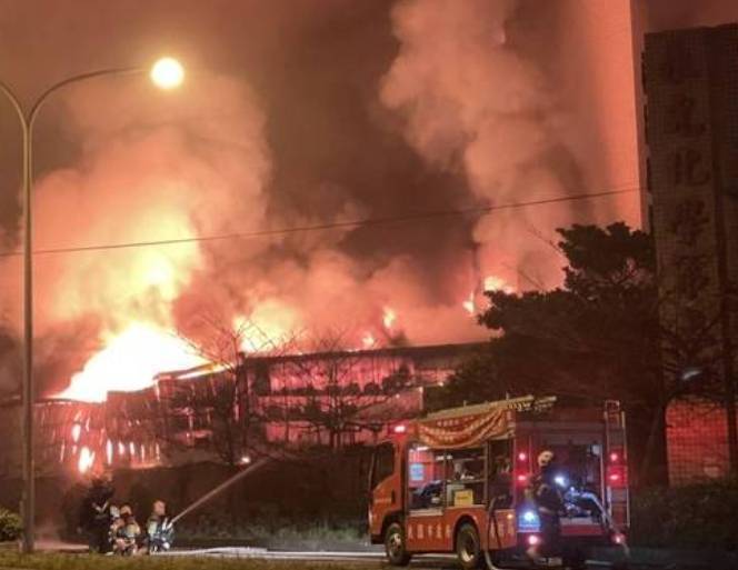 昨（10日）晚間桃園觀音區成功路二段永光化工（1711）公司廠房，發生嚴重火警。（翻攝自桃園市政府消防局）