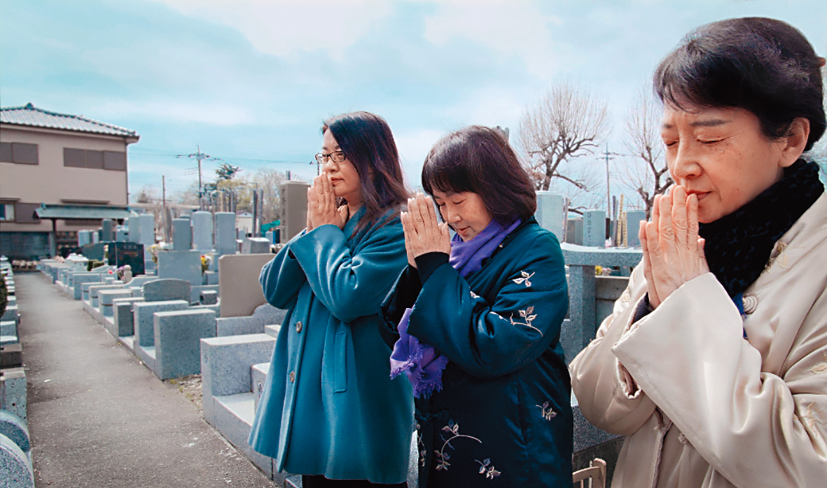 朱天文（右起）、朱天心與朱天衣前往日本祭拜對朱家文學系譜影響深遠的胡蘭成之墓。（目宿媒體提供）