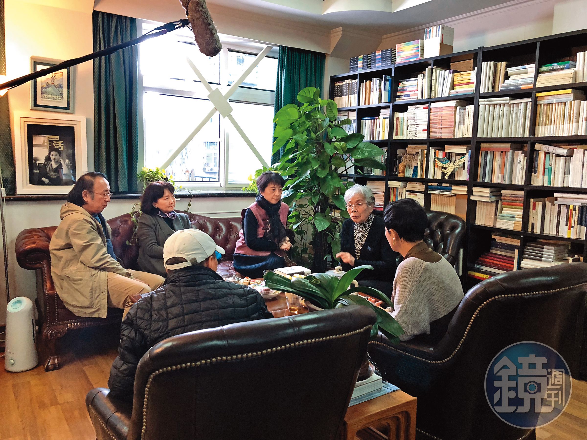 監製侯孝賢（前排左、背對鏡頭者）與作家謝材俊（後排左起）、朱天心、導演朱天文在北京訪問作家章詒和。（目宿媒體提供）