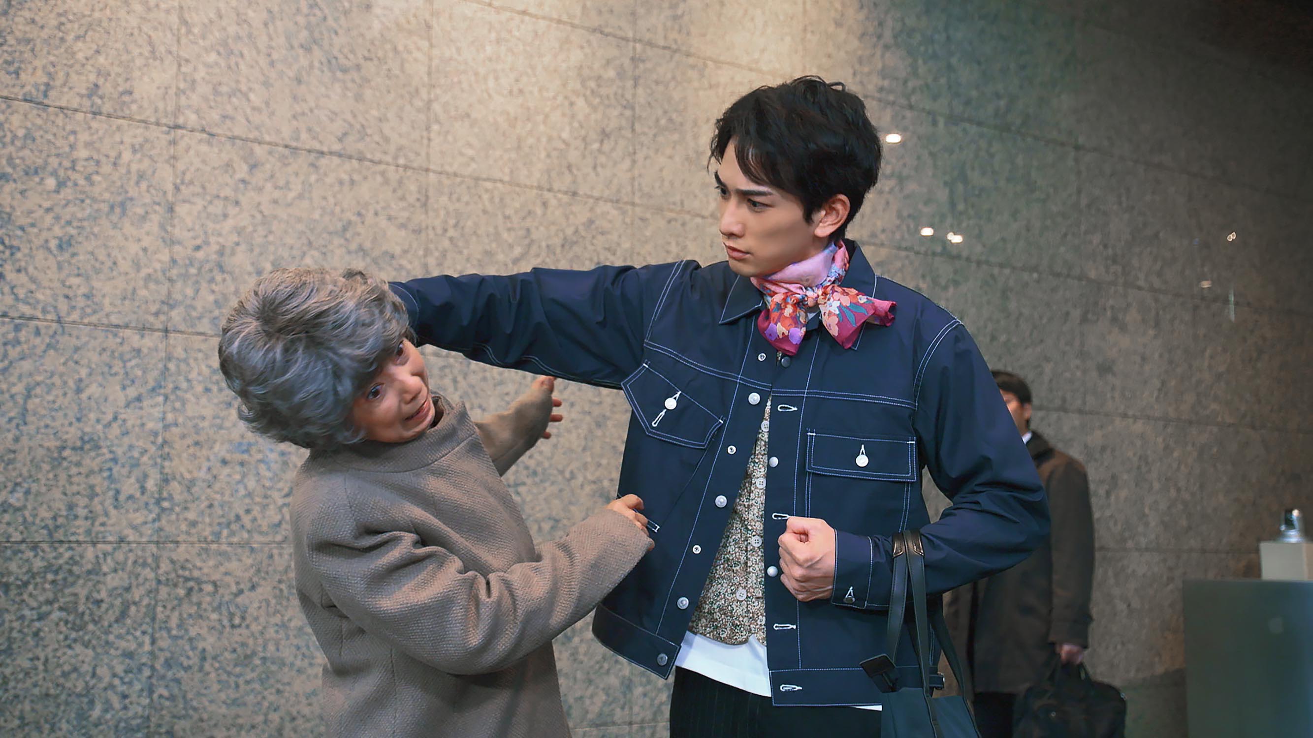 町田啓太（右）和宮崎美子在日劇《廢柴男又怎樣》祖孫靈魂互換，考驗兩人演技。（車庫娛樂提供）©️"BOKUDORA" Film Partners