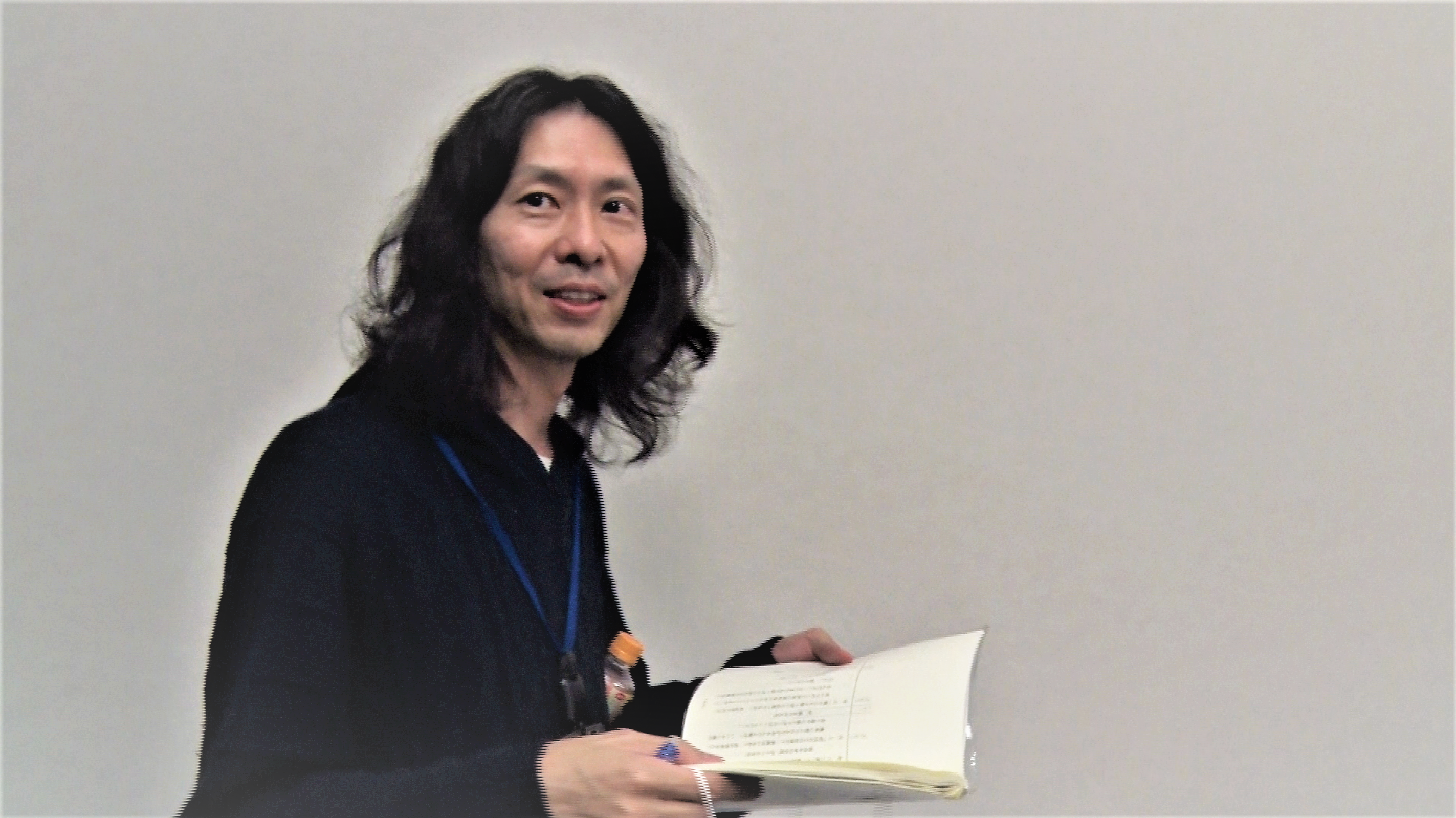太田勇利用過去製作綜藝節目的經驗，提出從零開始的「把以我為主角的漫畫拍成日劇！！」企劃。（TV TOKYO提供）