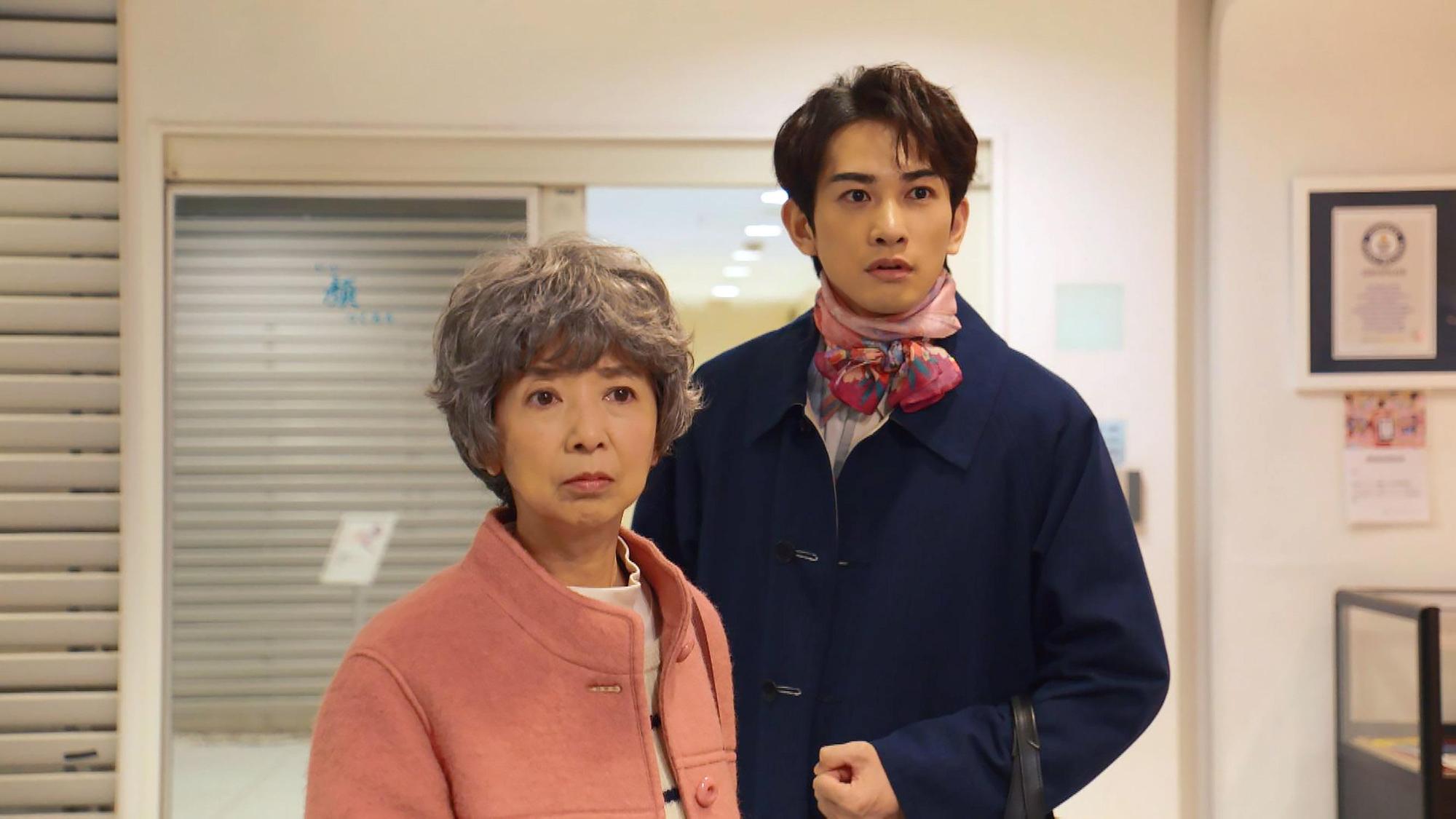 町田啓太（右）與宮崎美子在《廢柴男又怎樣》是祖孫，因故交換了靈魂。（車庫娛樂提供）©️"BOKUDORA" Film Partners