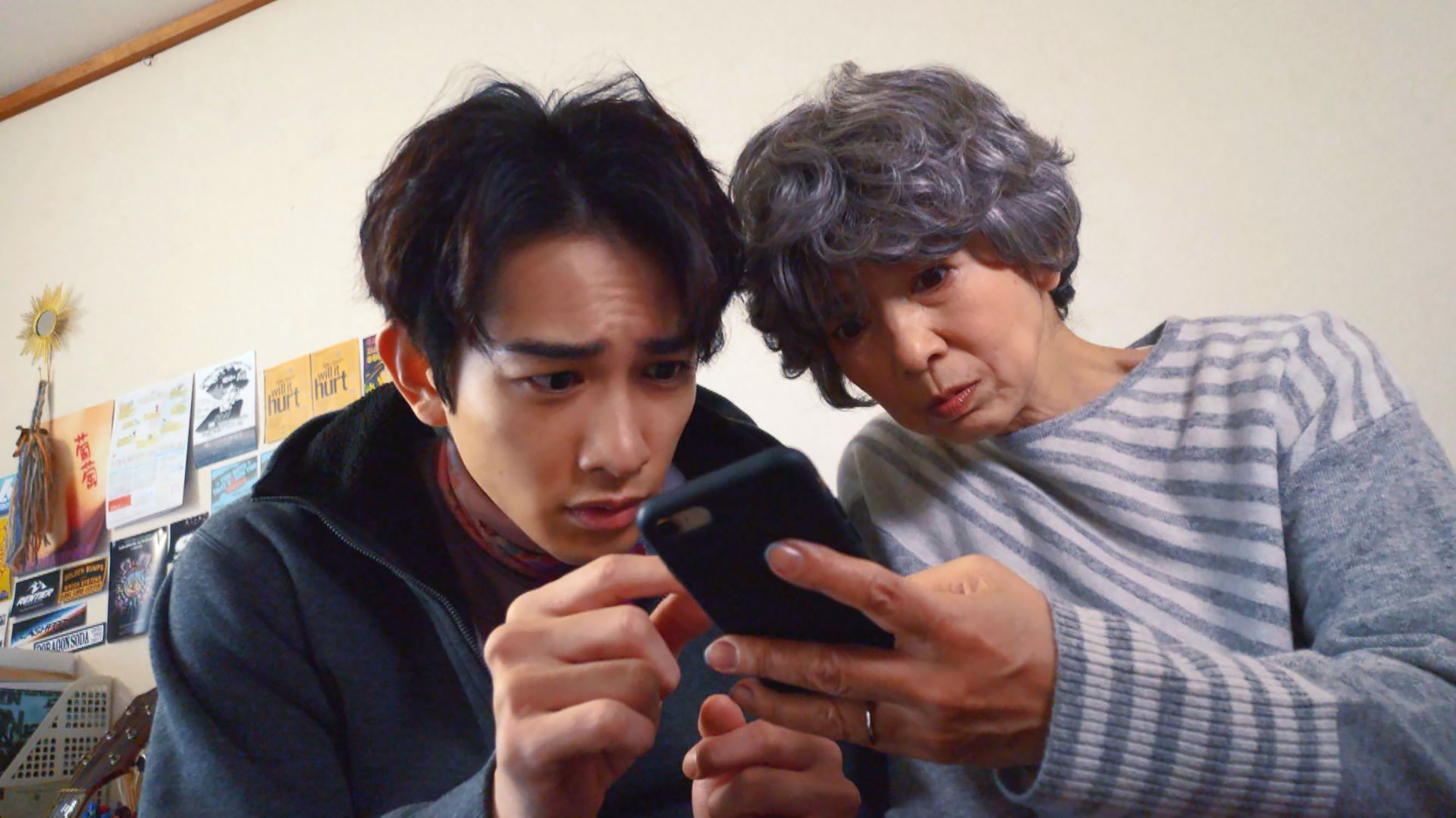 《廢柴男又怎樣》中,町田啓太(左)和宮崎美子靈魂互換後,發生一連串的趣事。(車庫娛樂提供)©️"BOKUDORA" Film Partners