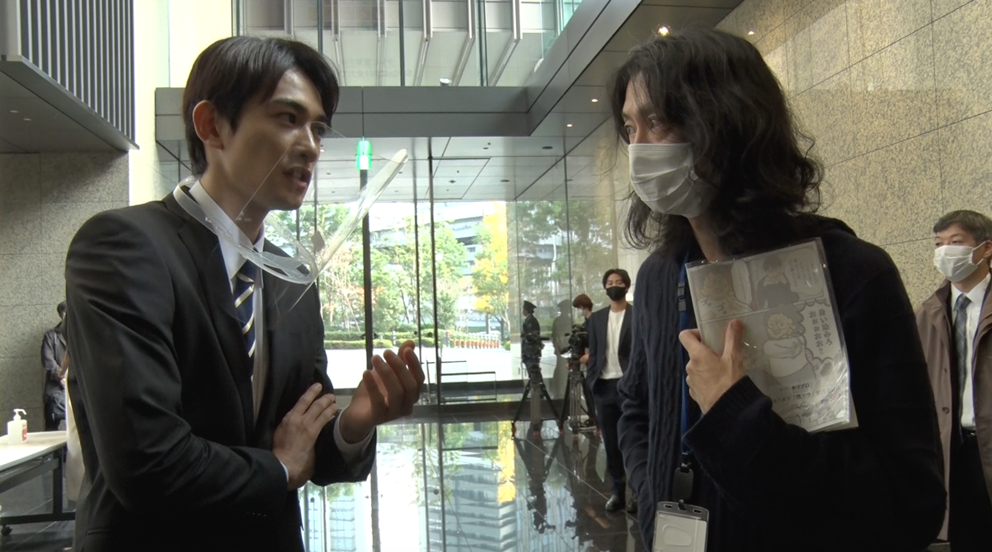 町田啓太（左）在拍攝《廢柴男又怎樣》期間積極分享意見，不時與製作人兼導演太田勇討論表演方式。（TV TOKYO提供）