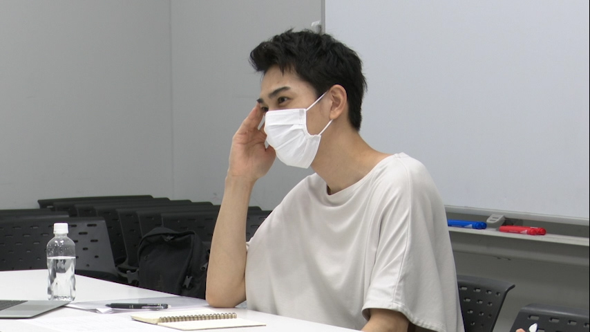 町田啓太在劇本會議時提出男主角的「摸眉毛」習慣，讓觀眾在看劇時更好掌握換魂狀況。（車庫娛樂提供）