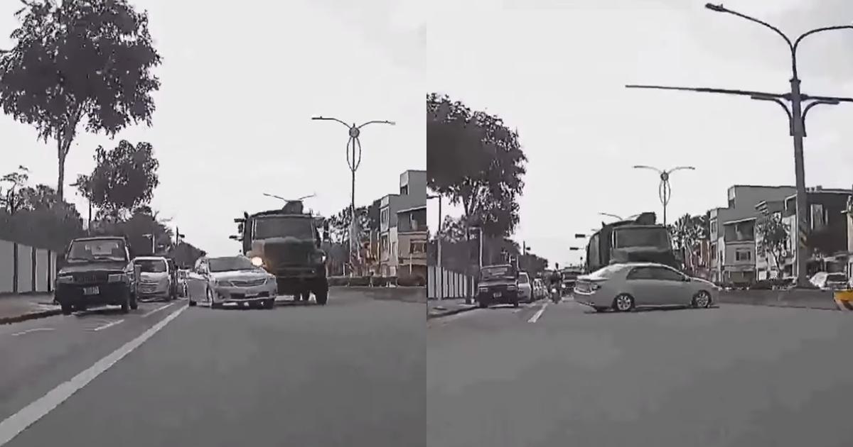 中型戰術輪車切換車道時撞上一旁的轎車,行車紀錄器曝光掀起2派網友爭論。(翻攝自八卦村 - 行車紀錄器影片上傳中心臉書)