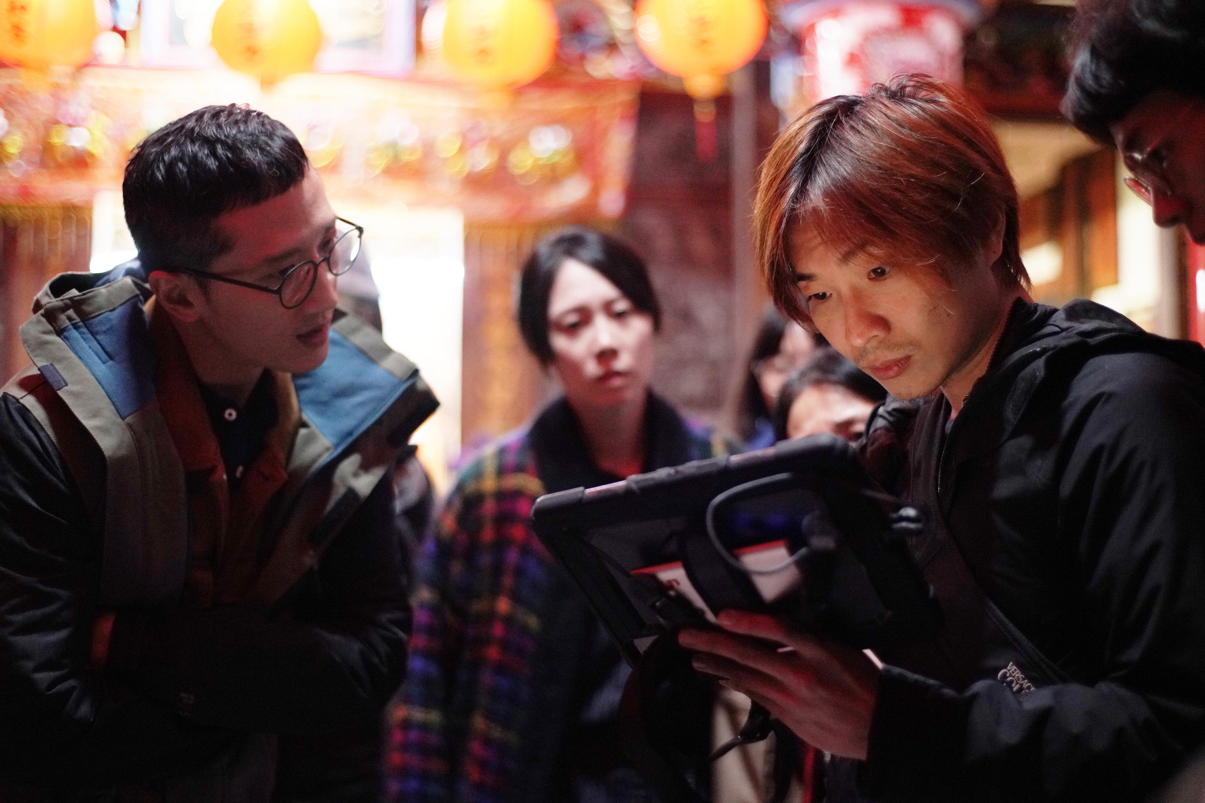 電影《咒》柯孟融（右）遭爆料在工作室吸大麻又硬上女生，他下午將於記者會統一說明。左為演員高英軒。（牽猴子提供）