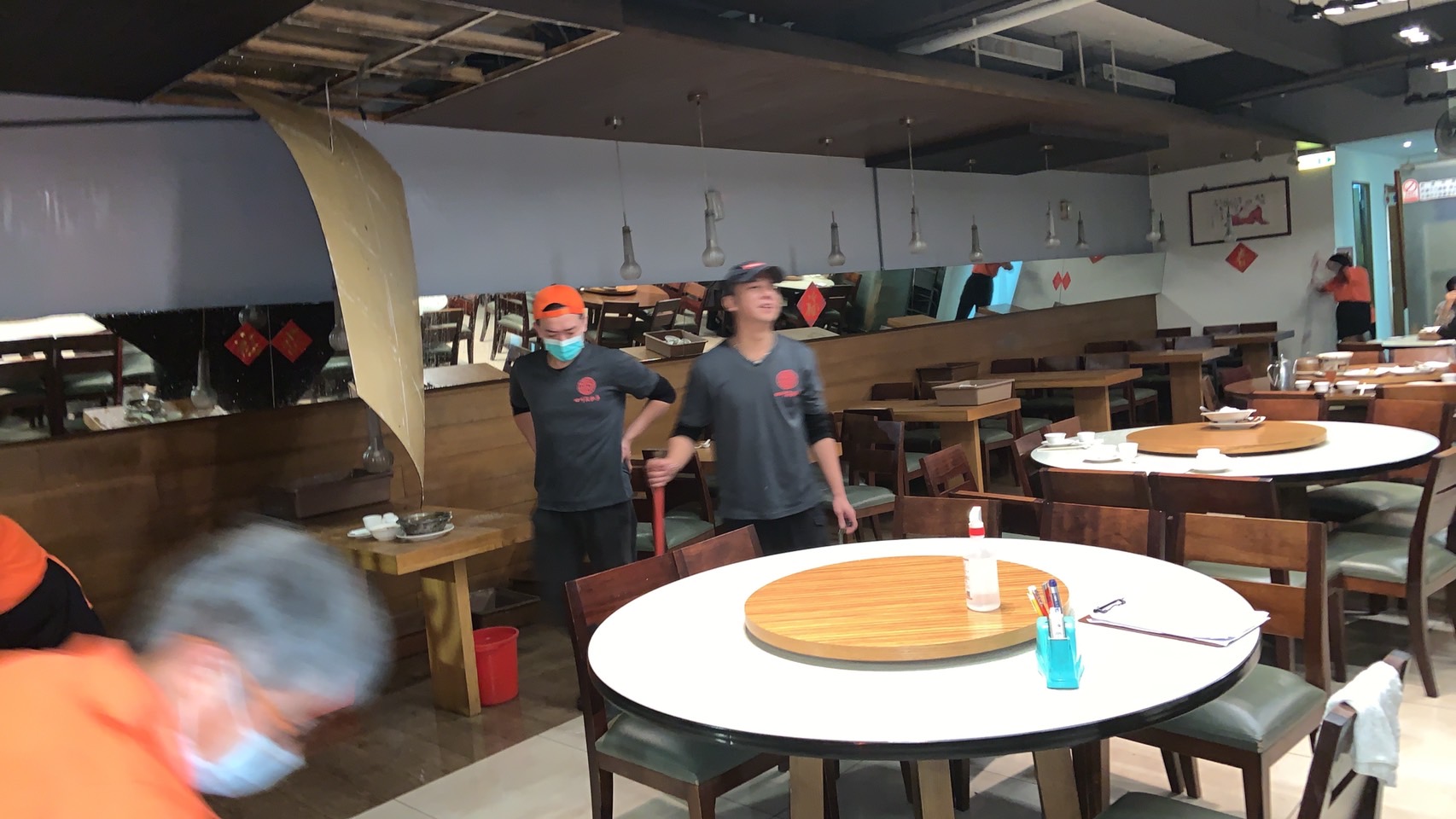四川吳抄手忠孝總店上月遇大樓水管破裂導致天花板坍塌，不得不忍痛熄燈停業。（萬敏齊提供）