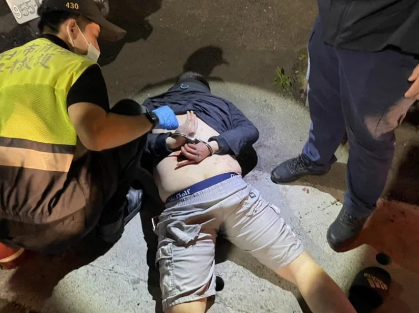 淡水區一名陳姓男子，前（9日)騎車行經淡水市區，因懷疑後方闕姓男子騎車跟蹤他，持刀攻擊對方遭逮。  （翻攝畫面）