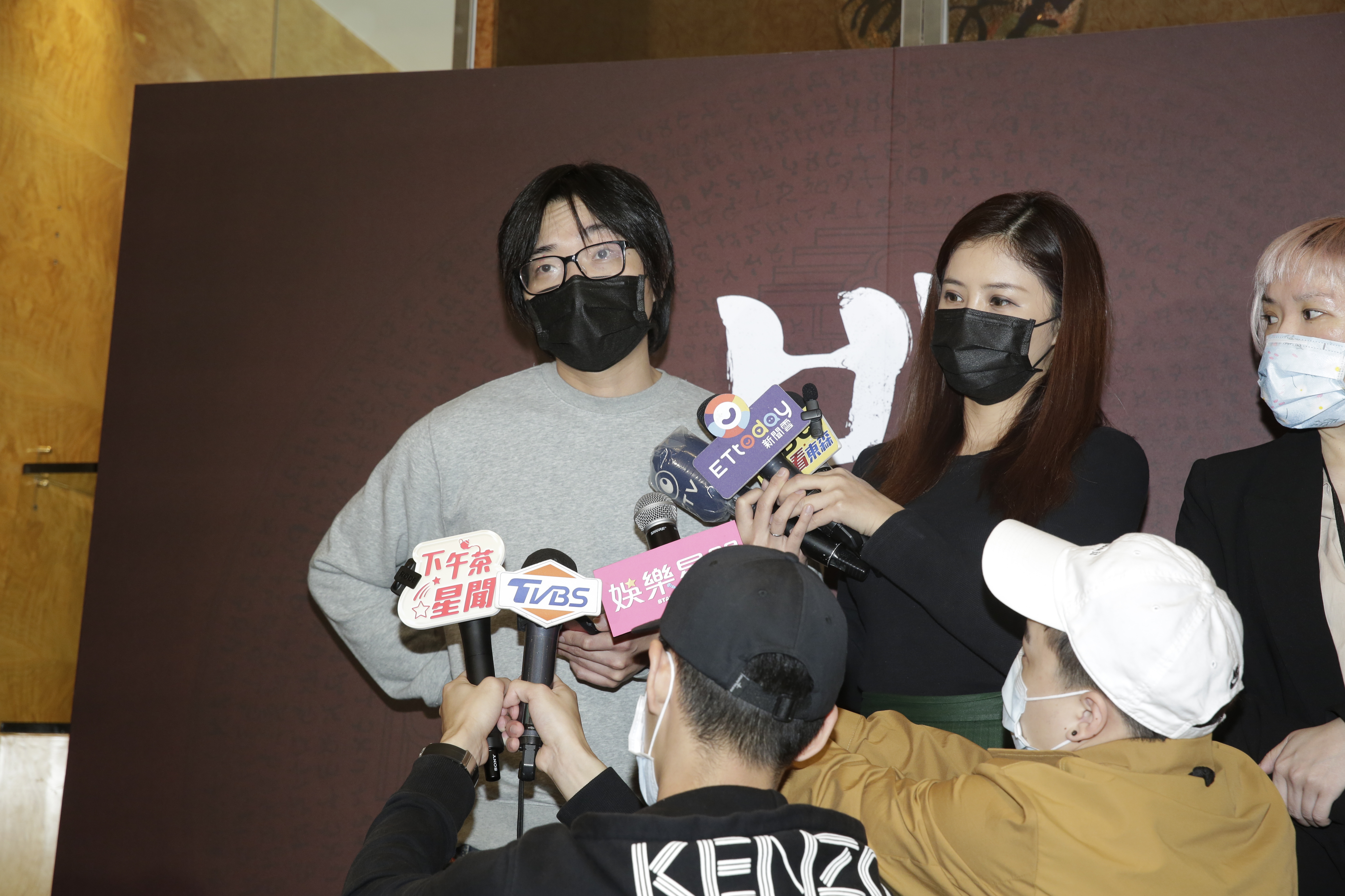 柯孟融（左一）偕妻發表聲明，否認自己做過爆料所指之事，並表示遭人恐嚇500萬元。