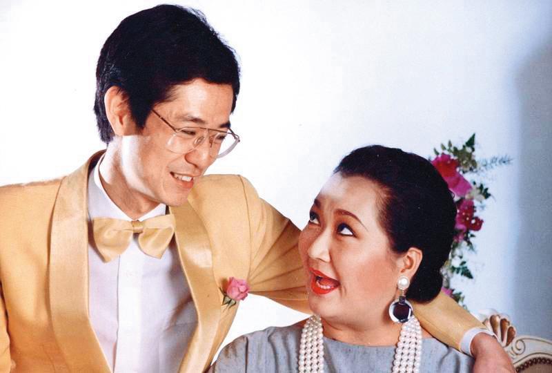 巴戈(左)曾和鄒美儀(右)主持《雙星報喜》,極受歡迎,兩人交情深厚。(華視提供)