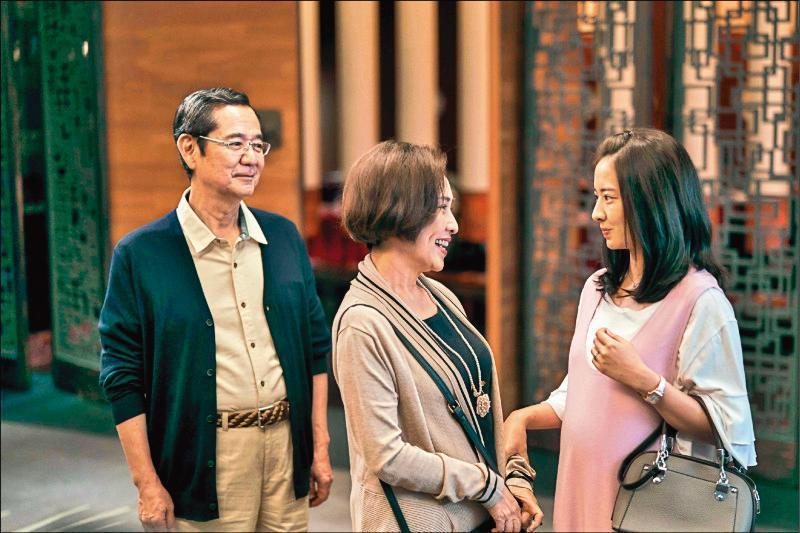 巴戈(左)曾參與《我們與惡的距離》演出,飾演周采詩(右)的父親。中為蕭瑤。(公視提供)
