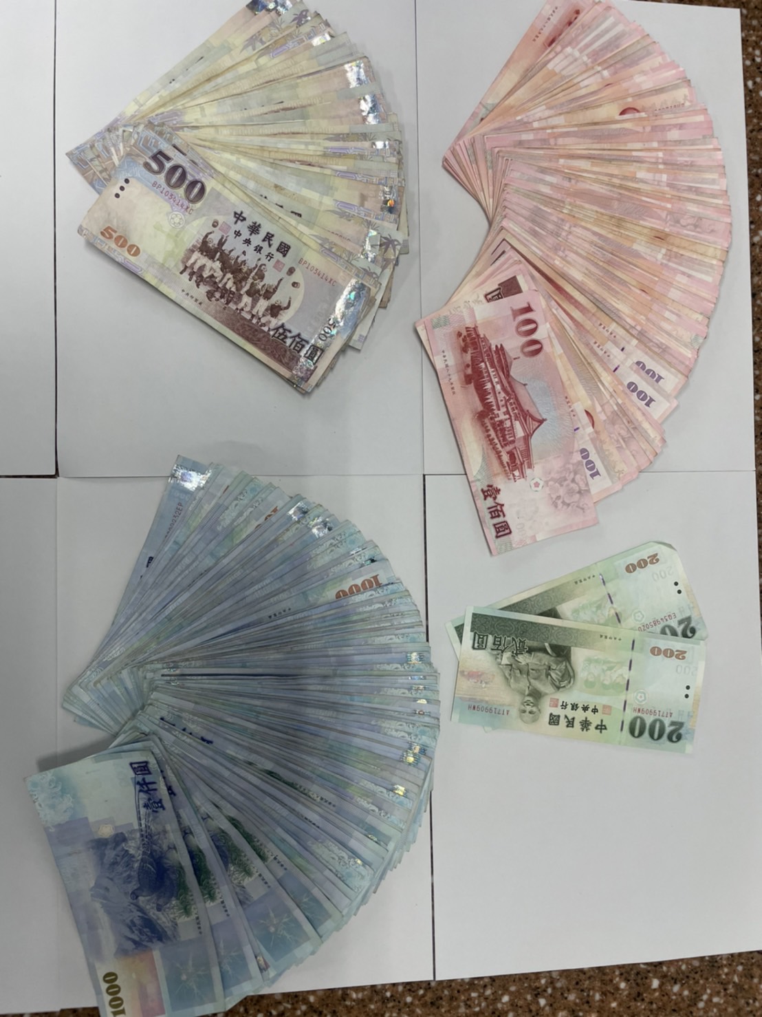 警方起出約15萬元剩餘贓款。（翻攝畫面）