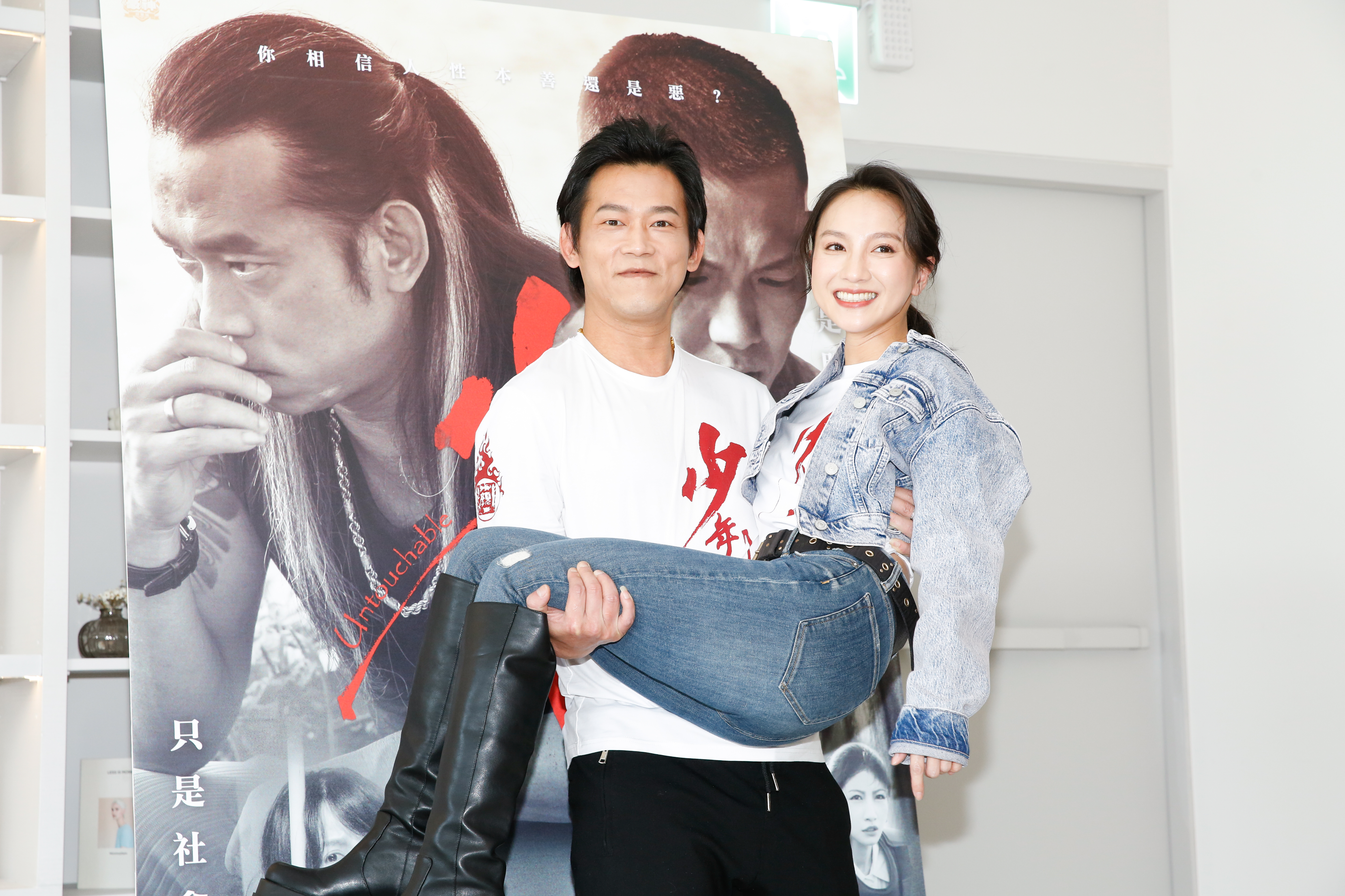 顏正國（左）新娘抱張寗（右），其實很拼耶。