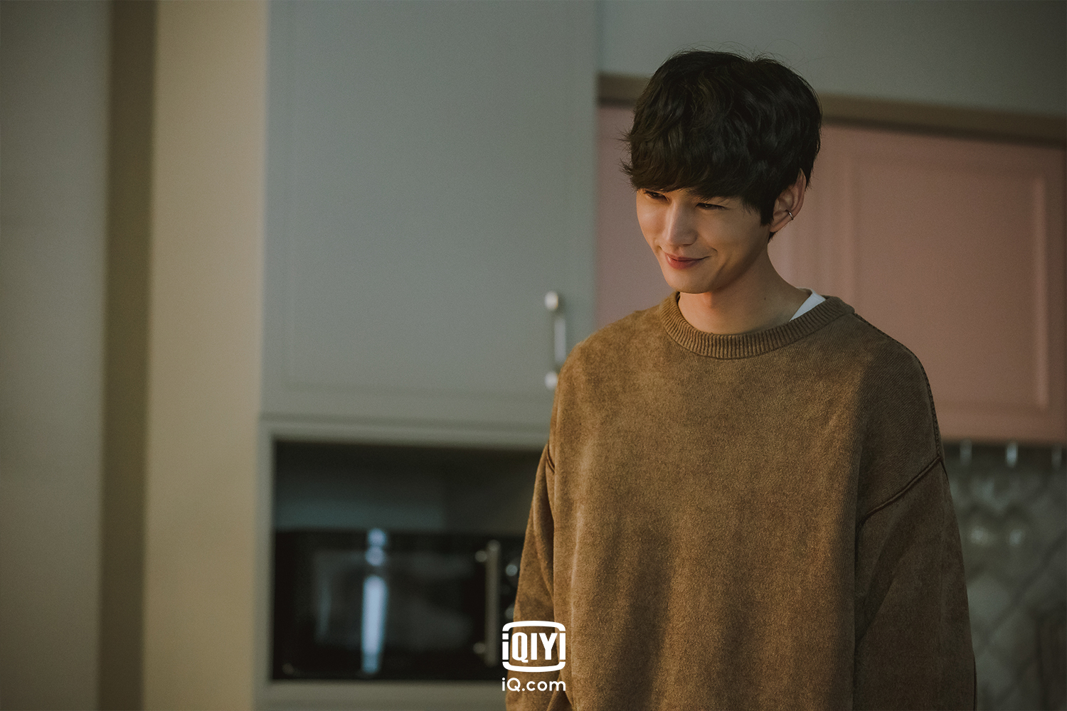 李源根首次詮釋反派角色，刻意讓自己變得更瘦，並且改變眼神、笑容表現方式，讓自己看起來更壞。（愛奇藝國際站提供）