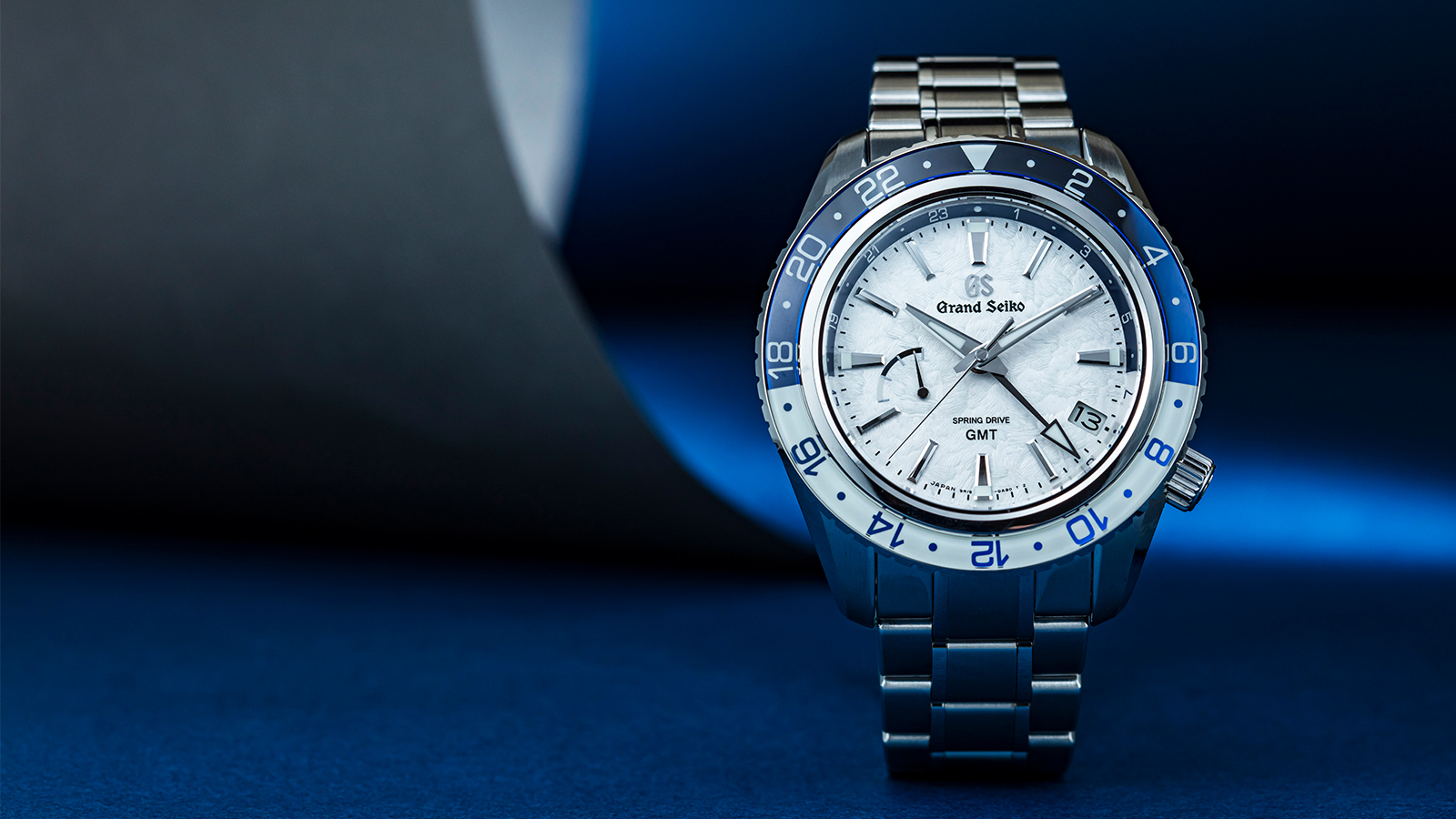 GRAND SEIKO GMT 20週年紀念款｜SBGE275／錶徑44mm／不鏽鋼材質／Spring Drive 9R16機芯／時、分、秒、日期、動力儲存、第二地時間指示／防水20氣壓（約200米）／建議售價：NT$ 215,000（全球限量1500只）