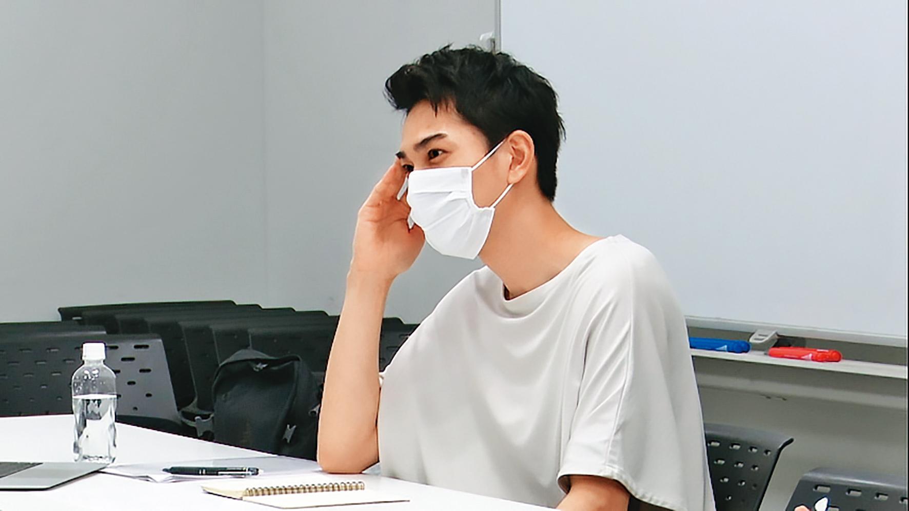 町田啓太在劇本會議時提出男主角的「摸眉毛」習慣,讓觀眾在看劇時更好掌握換魂狀況。(車庫娛樂提供)