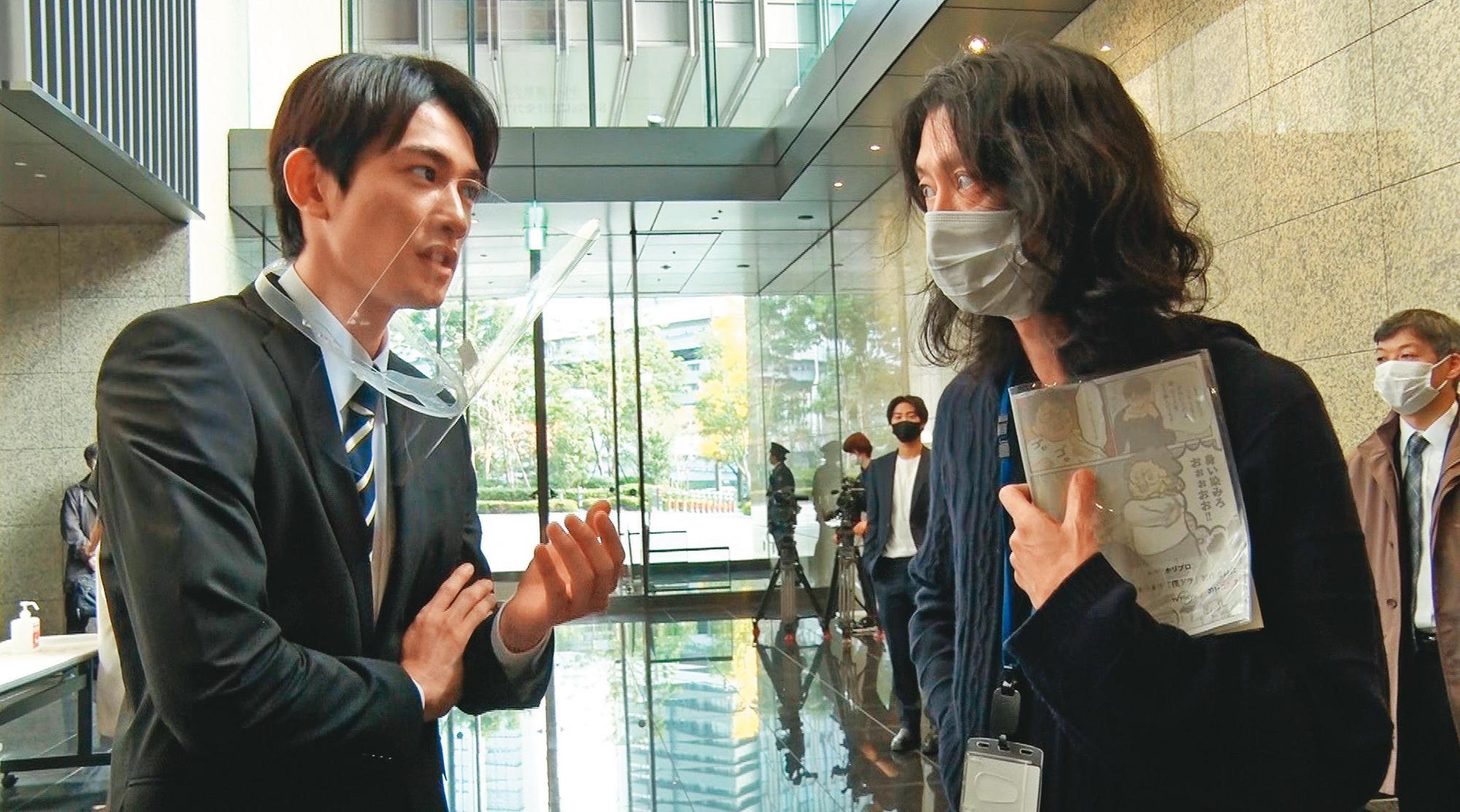 町田啓太(左)在拍攝《廢柴男又怎樣》期間積極分享意見,不時與製作人兼導演太田勇(右)討論表演方式。(TV TOKYO提供)