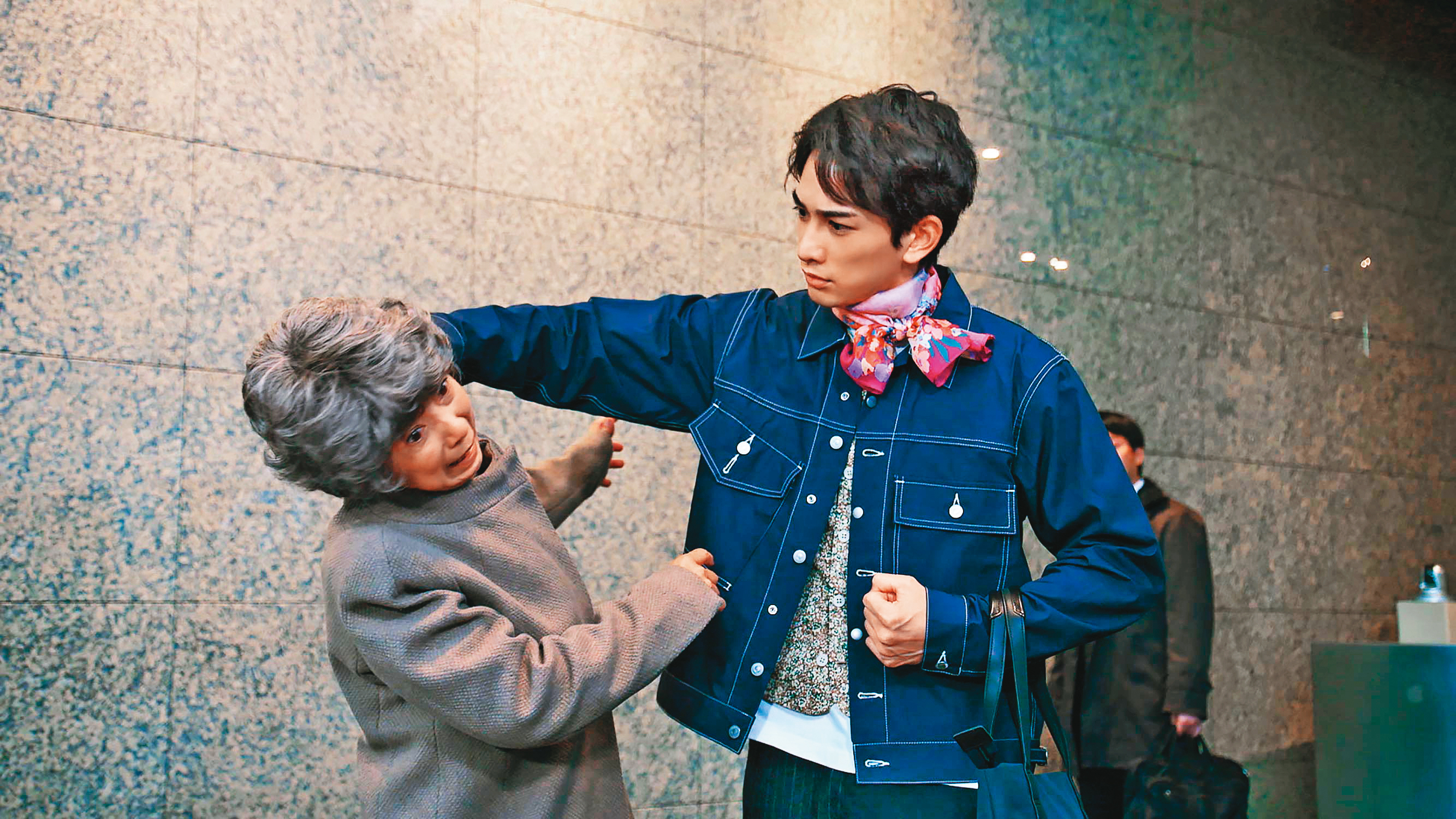 町田啓太（右）和宮崎美子（左）在日劇《廢柴男又怎樣》祖孫靈魂互換，考驗兩人演技。（車庫娛樂提供）