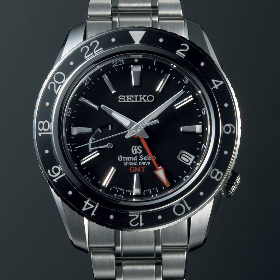GRAND SEIKO的第一只機械版GMT是在2002年出現，而Spring Drive版本則是要到2005年才推出，當時的型號是SBGE001，單色的藍寶石水晶錶圈是它外型上辨識度最高的特色。