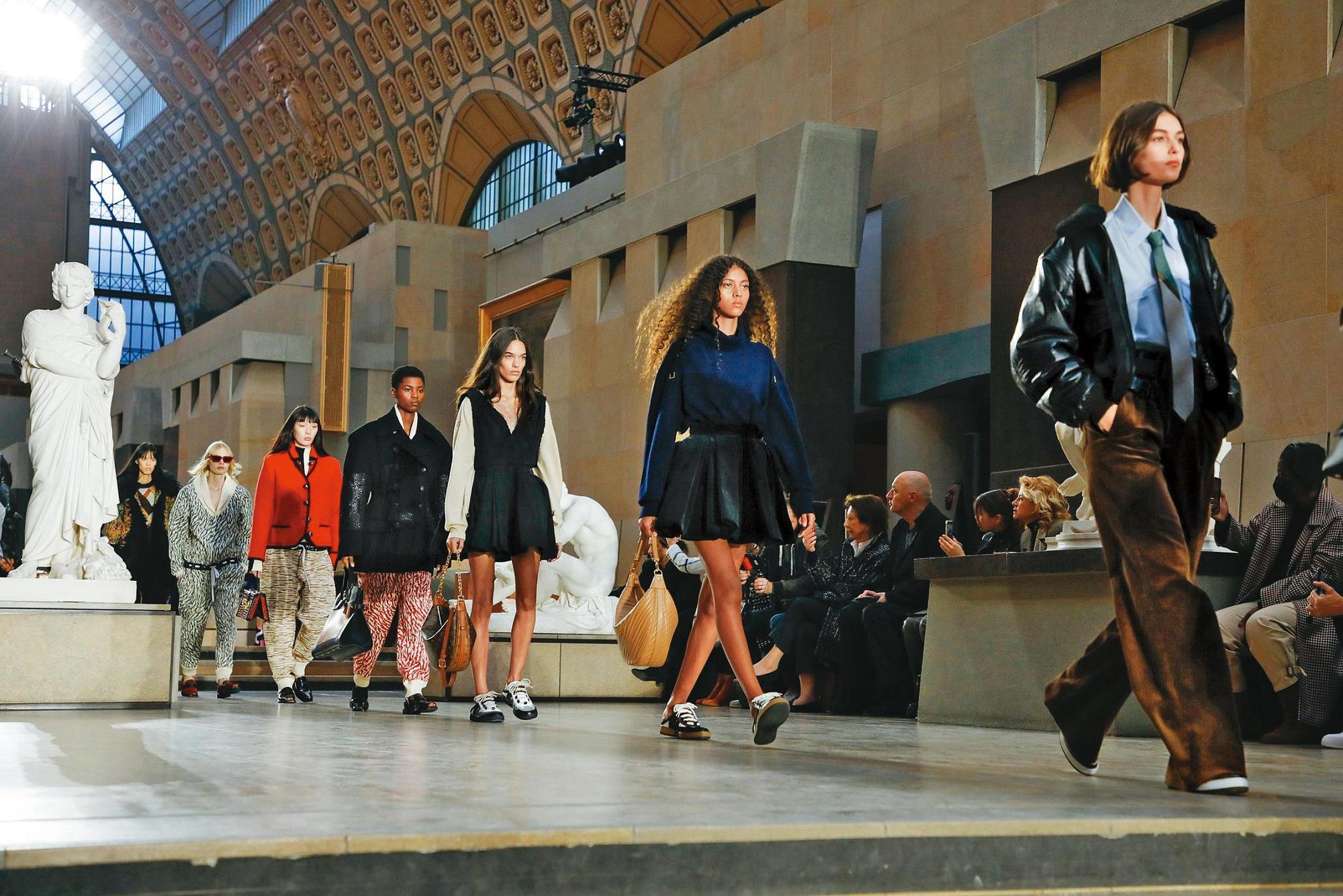 LOUIS VUITTON 2022秋冬大秀在奧賽美術館舉辦,同時這也是奧賽美術館首度舉辦時裝秀。