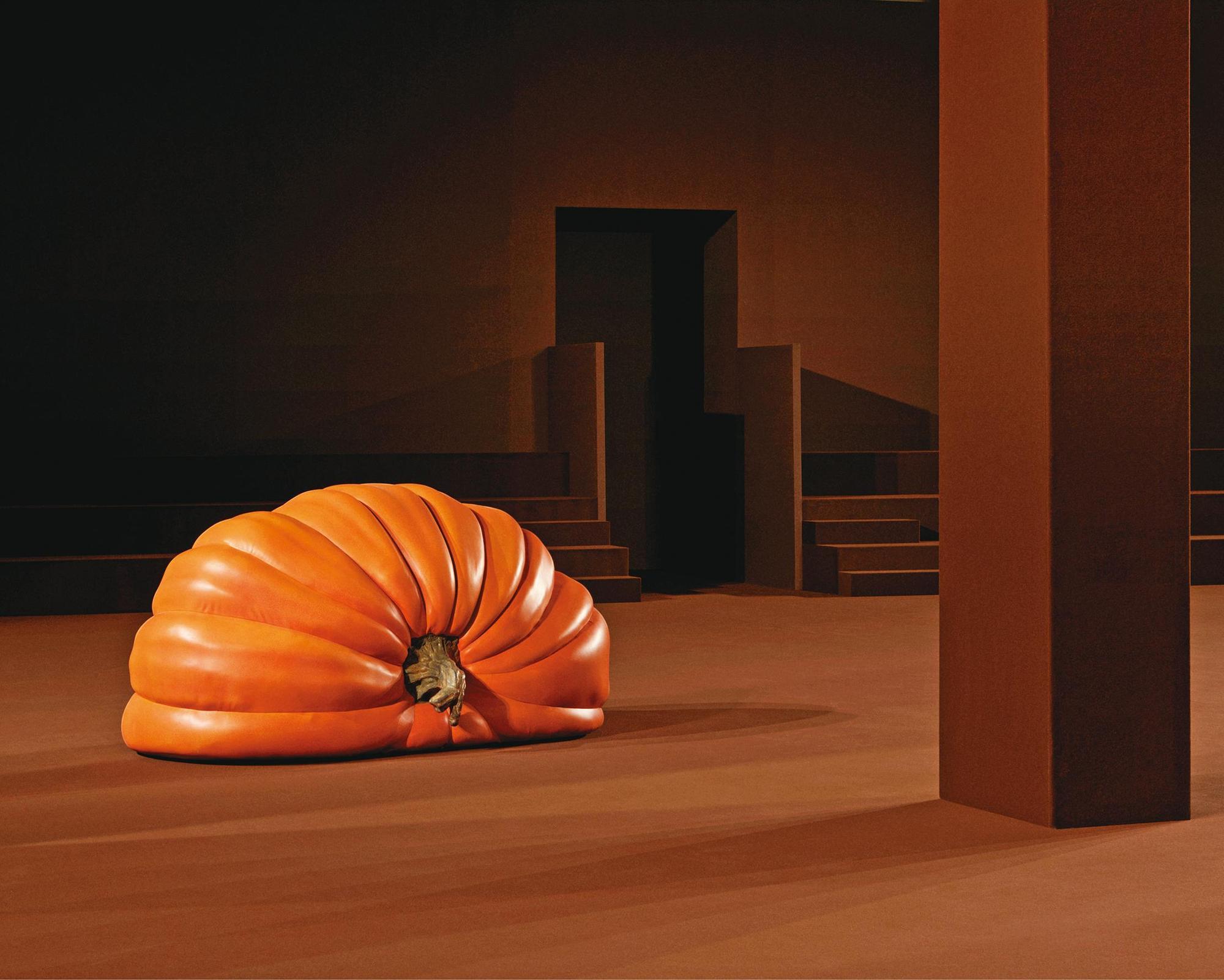 本季秀場上可見到藝術家Anthea Hamilton的《Giant Pumpkins》皮革南瓜,那巨大柔軟奇妙的形態, 令人忍不住要觸摸或者碰觸。