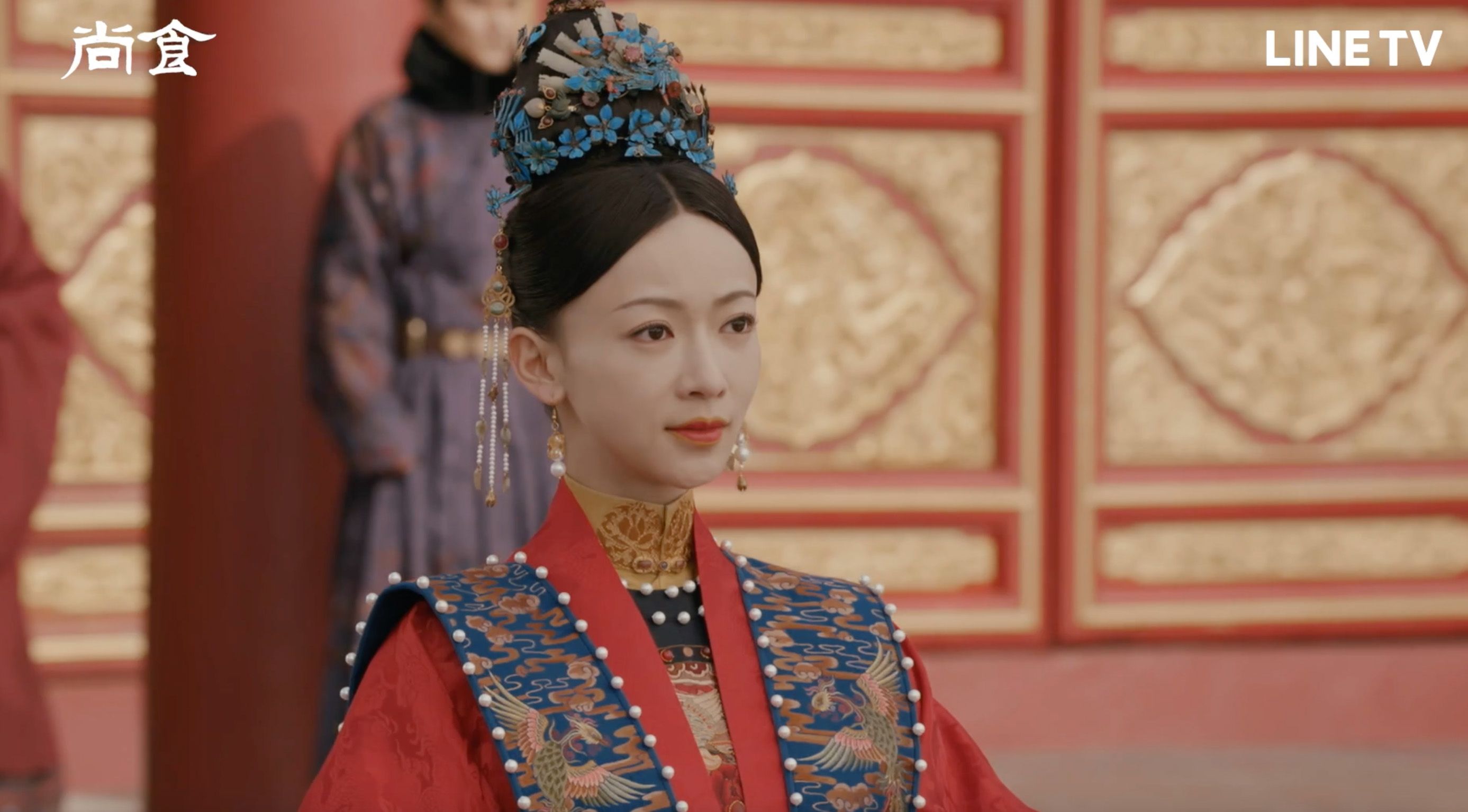 穿上婚服的吳謹言，一走出殿外就看見在等她的許凱。（LINE TV提供）