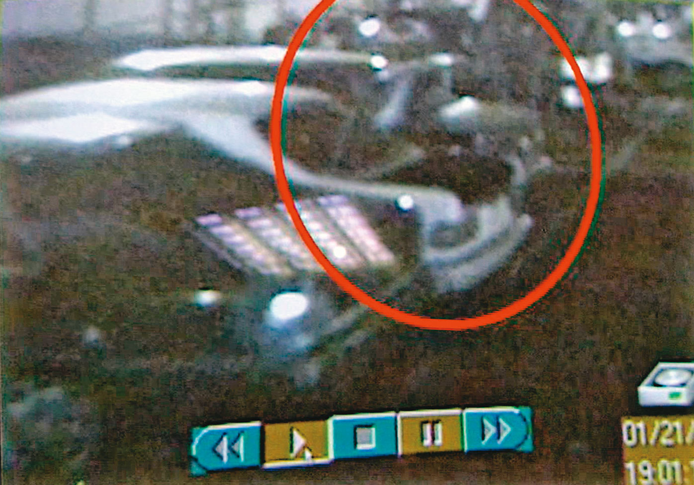 嫌犯駕駛白色賓士車撞倒女大生，保管場監視器曾清楚拍下，該車行李廂蓋會自動開開關關。（翻攝畫面）