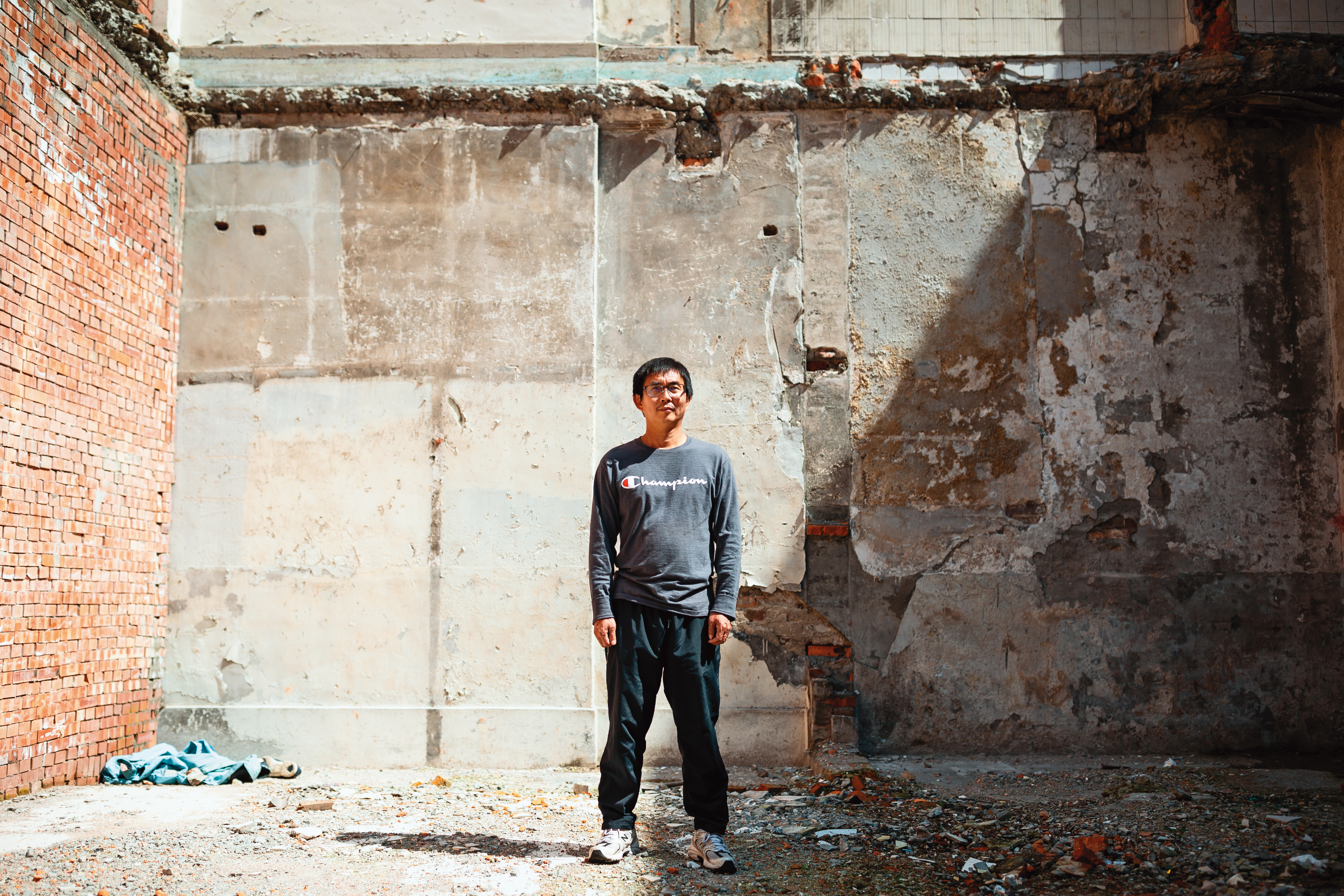 我們在萬華西園路上找到一處空地，貌似在等待都更。無遮蔽無防護，無家者的生命狀態，也是類似這樣的。