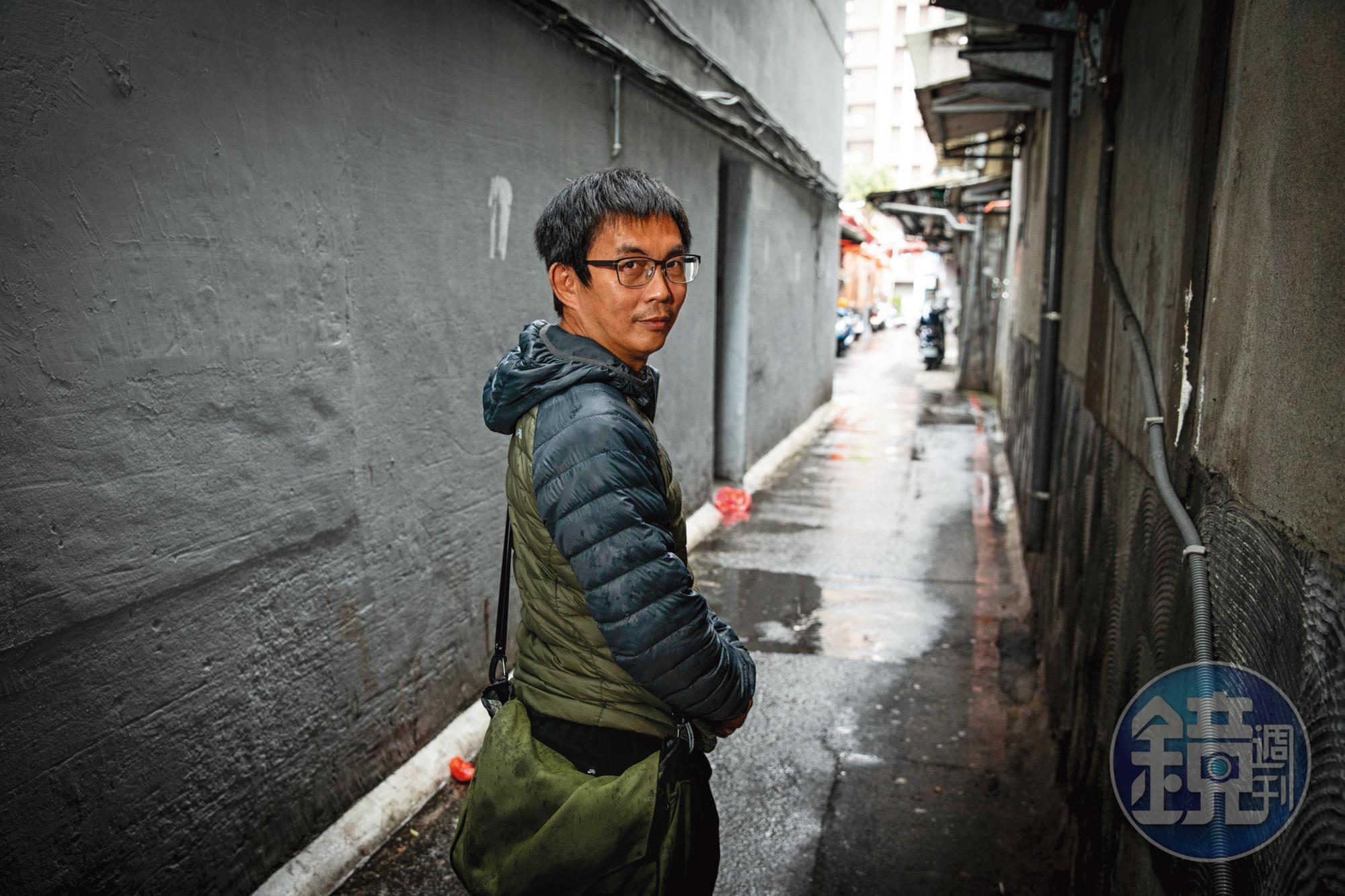 我們跟著張獻忠穿梭萬華街頭，那天他正要前往芒草心位於廣州街上的無家者服務設施「香香澡堂」。