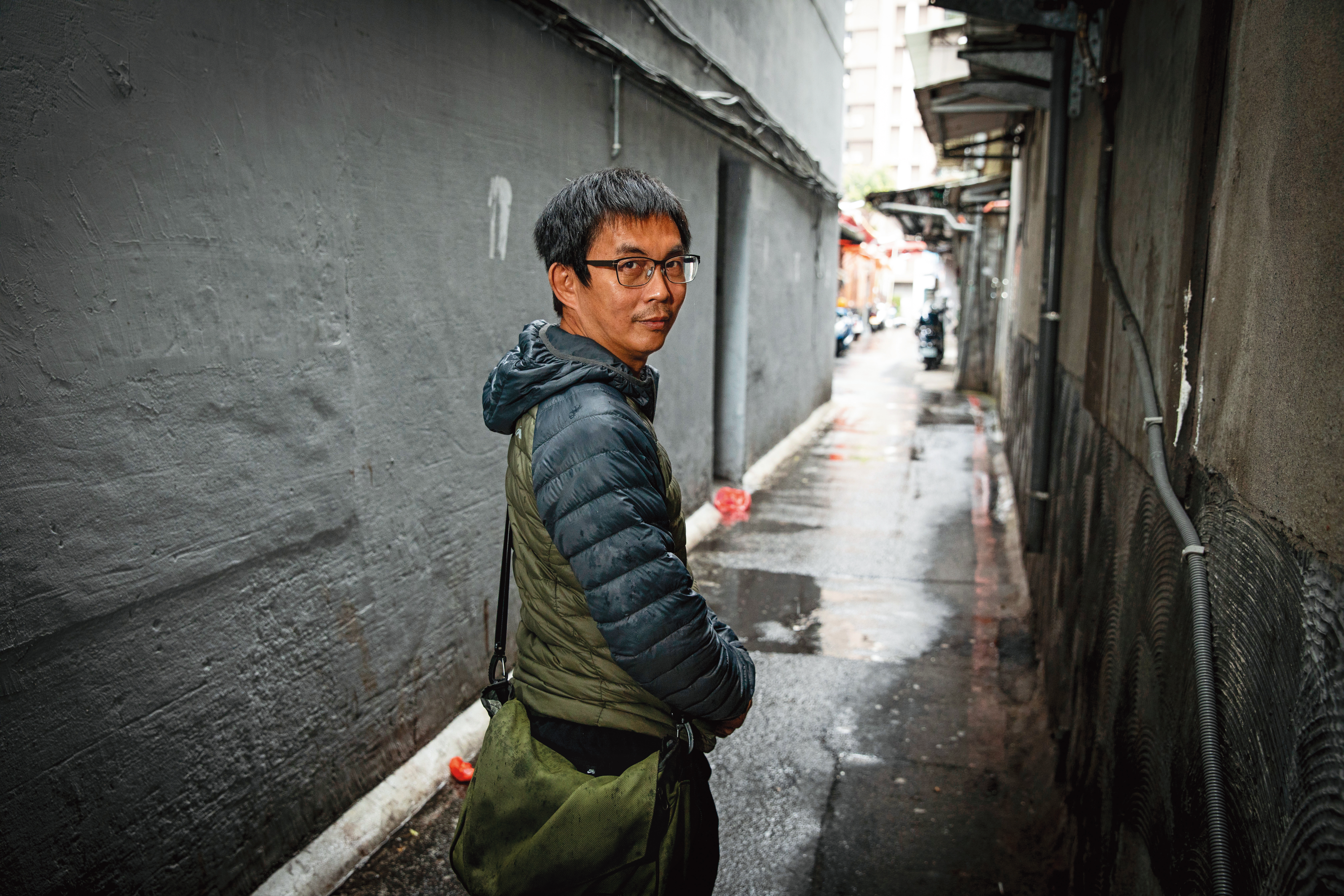 我們跟著張獻忠穿梭萬華街頭,那天他正要前往芒草心位於廣州街上的無家者服務設施「香香澡堂」。
