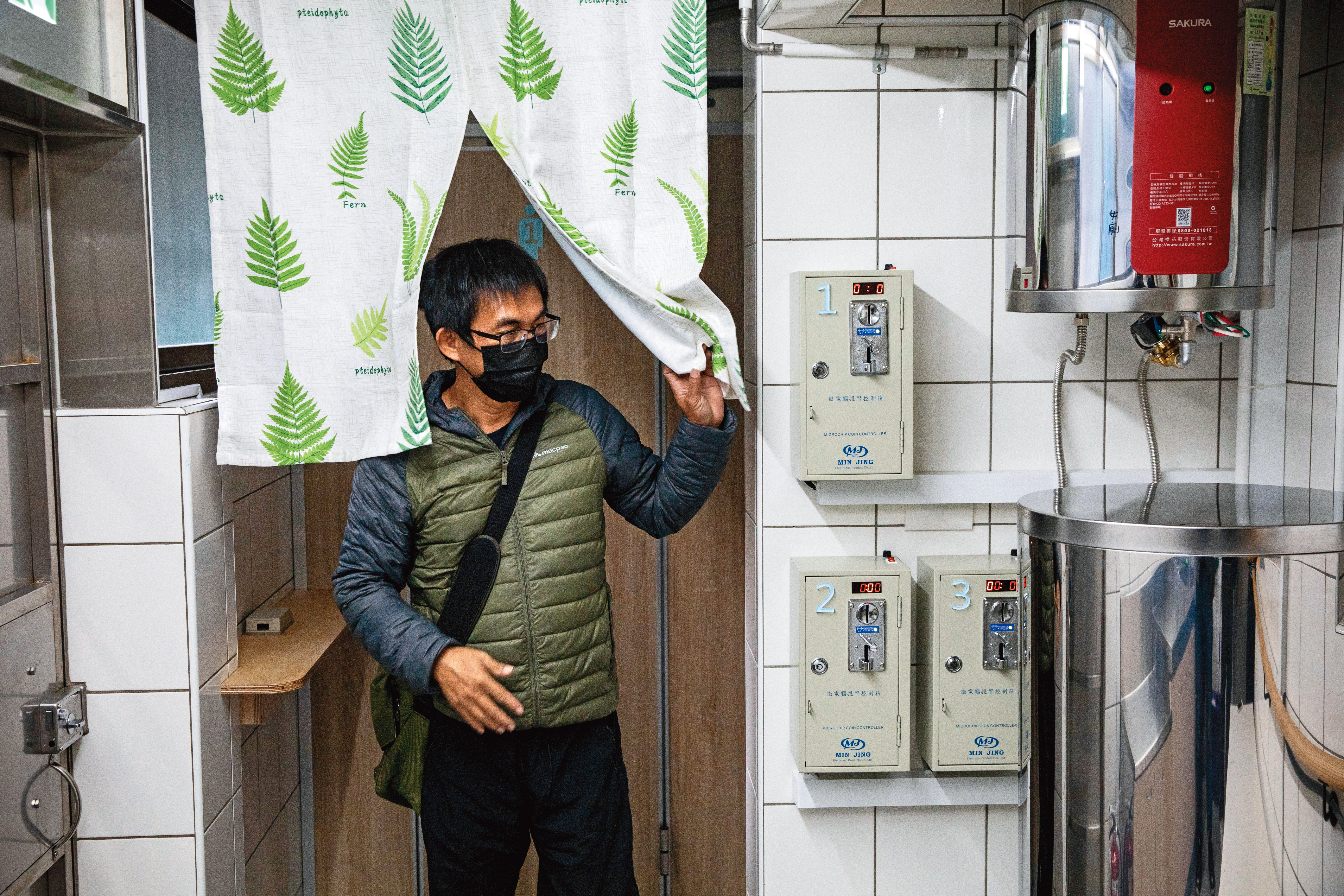 香香澡堂的設備免費,登記領取代幣即可使用熱水,也找來無家者常駐維護,創造了工作機會。