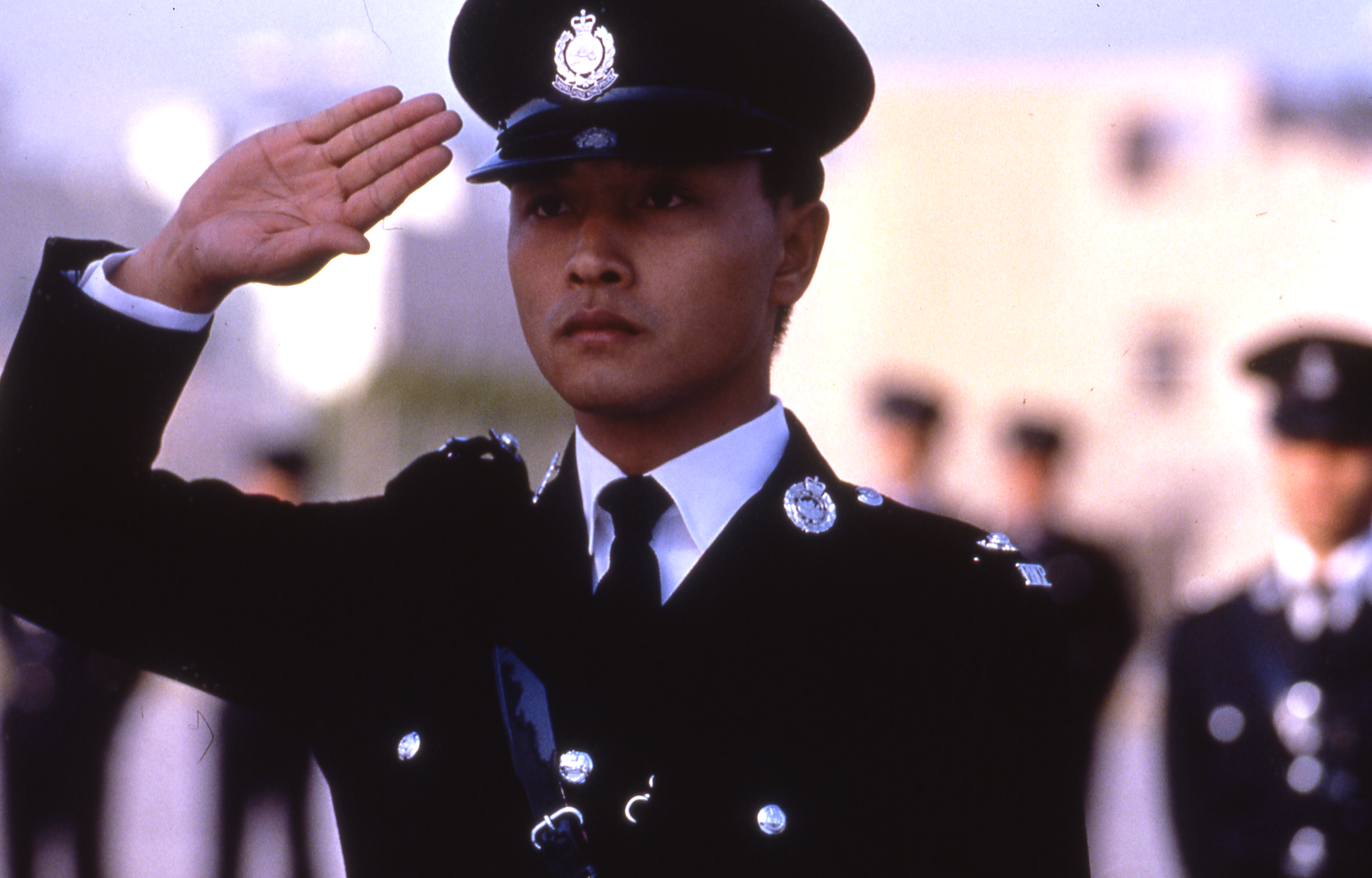 《英雄本色》裡張國榮演出性格剛烈的警察，對狄龍飾演的黑道哥哥始終抱有敵意。（甲上提供）