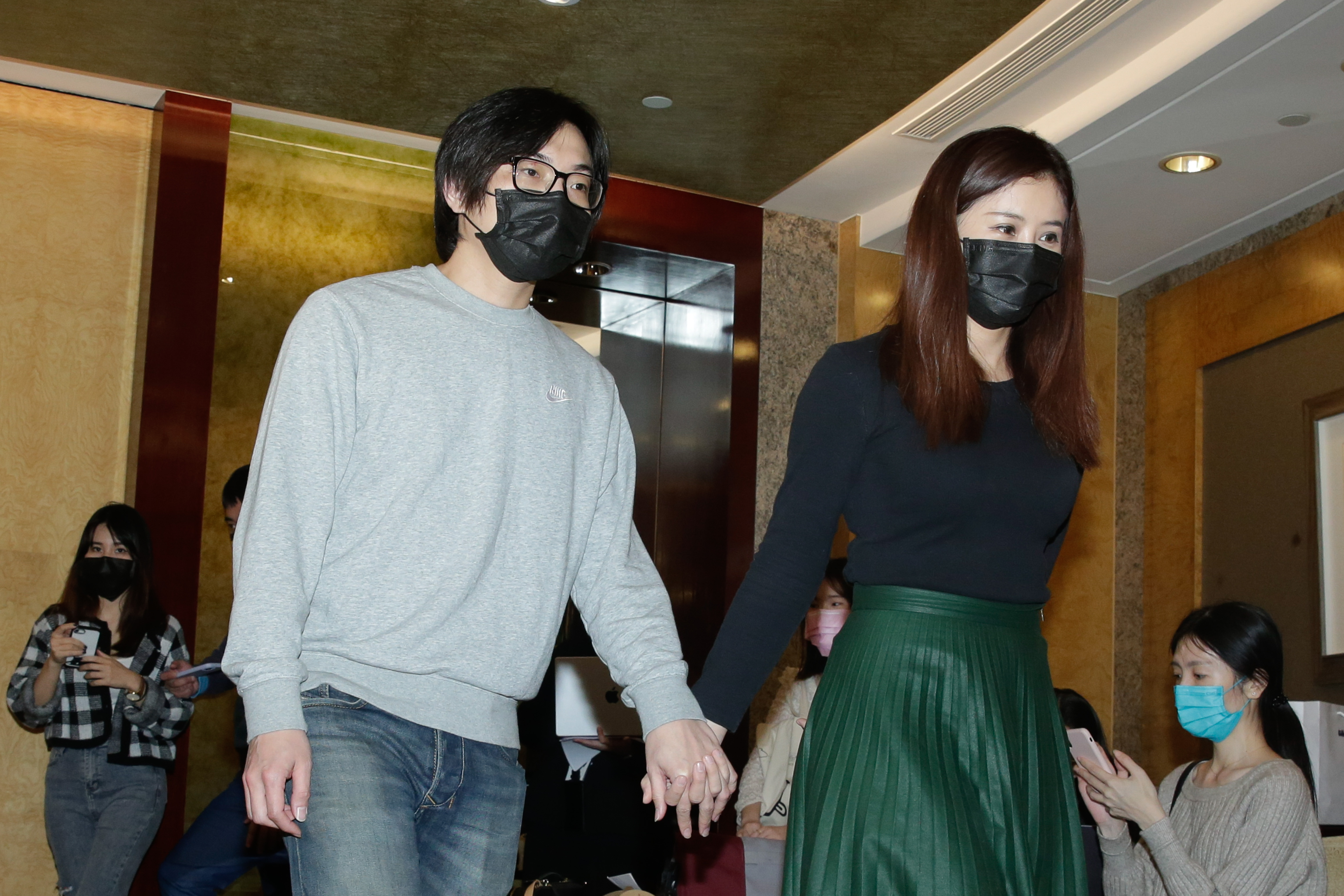 捲入「呼麻並硬上女生」疑雲的柯孟融與主播妻宋燕旻一同出席記者會，宋燕旻並十指緊扣丈夫表達力挺之意。