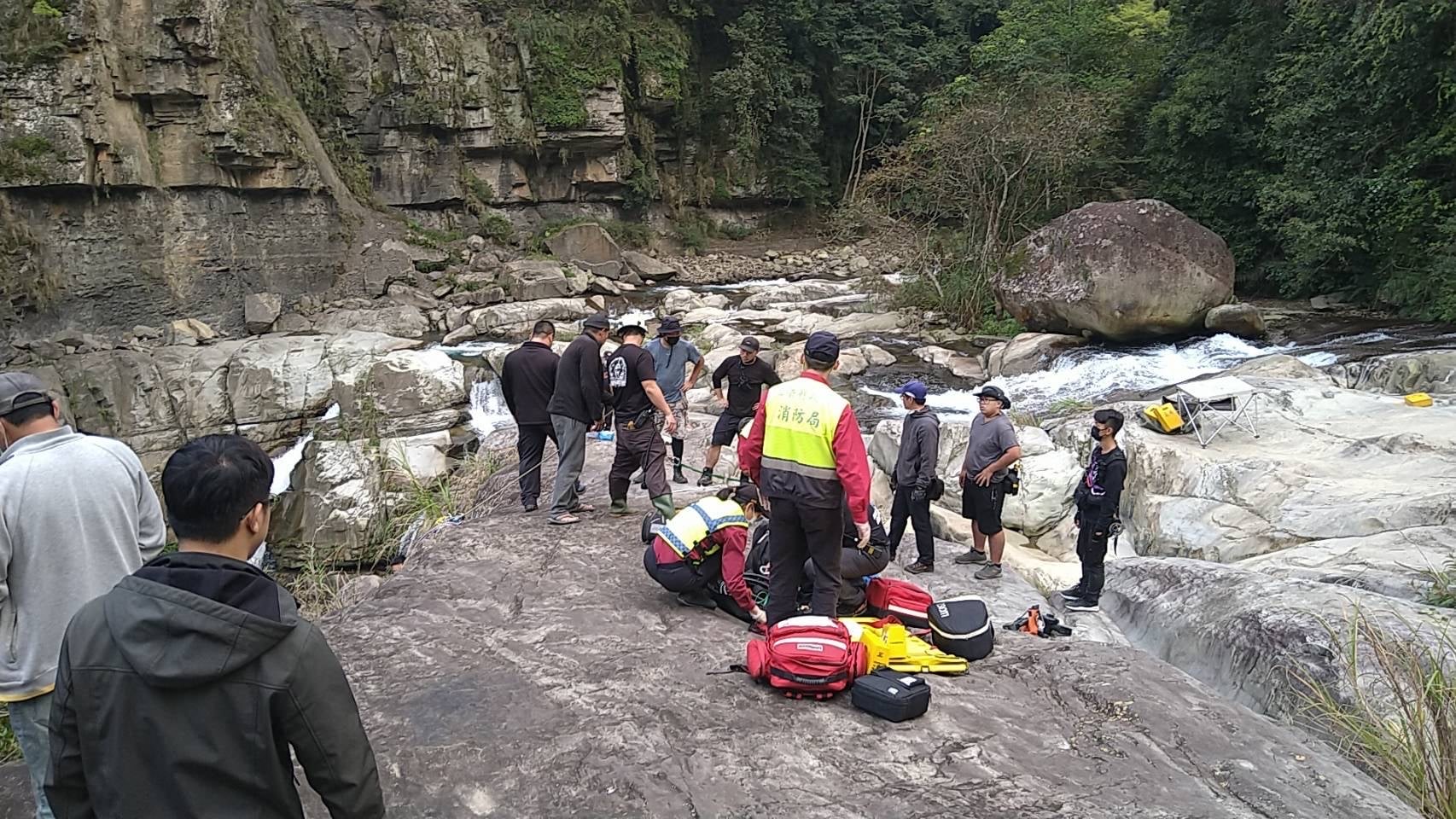 炎亞綸主演的新戲拍攝過程傳出意外，一名攝影師和一名助理因落水喪命。（翻攝自苗栗縣政府消防局第三救災救護大隊臉書）