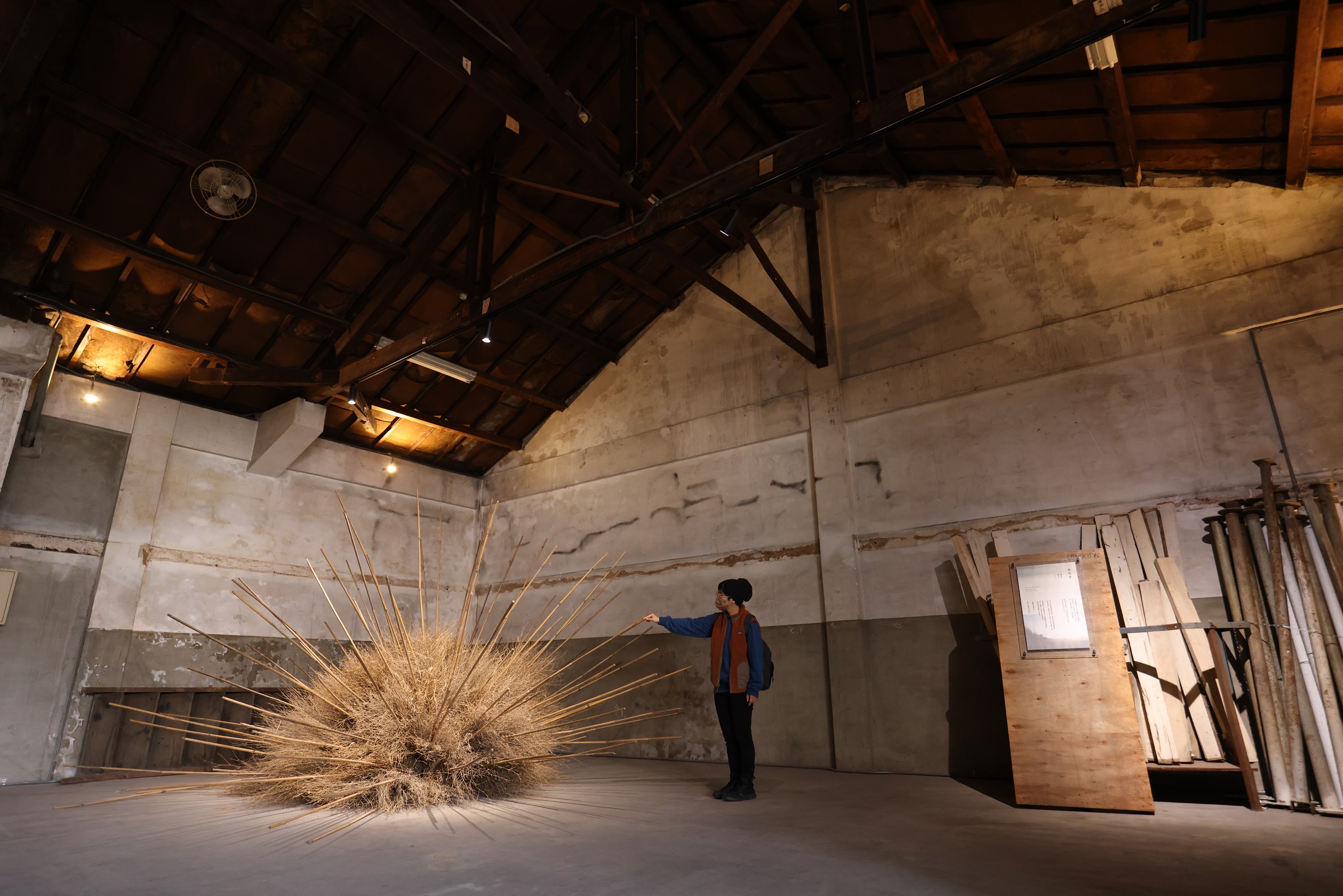 裝置藝術《濱刺麥》放置於半戶外空間，是可與遊客互動的作品。