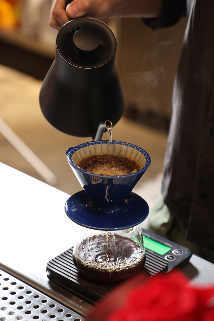 點上一杯手沖咖啡，整個空間頓時充滿香氣。
