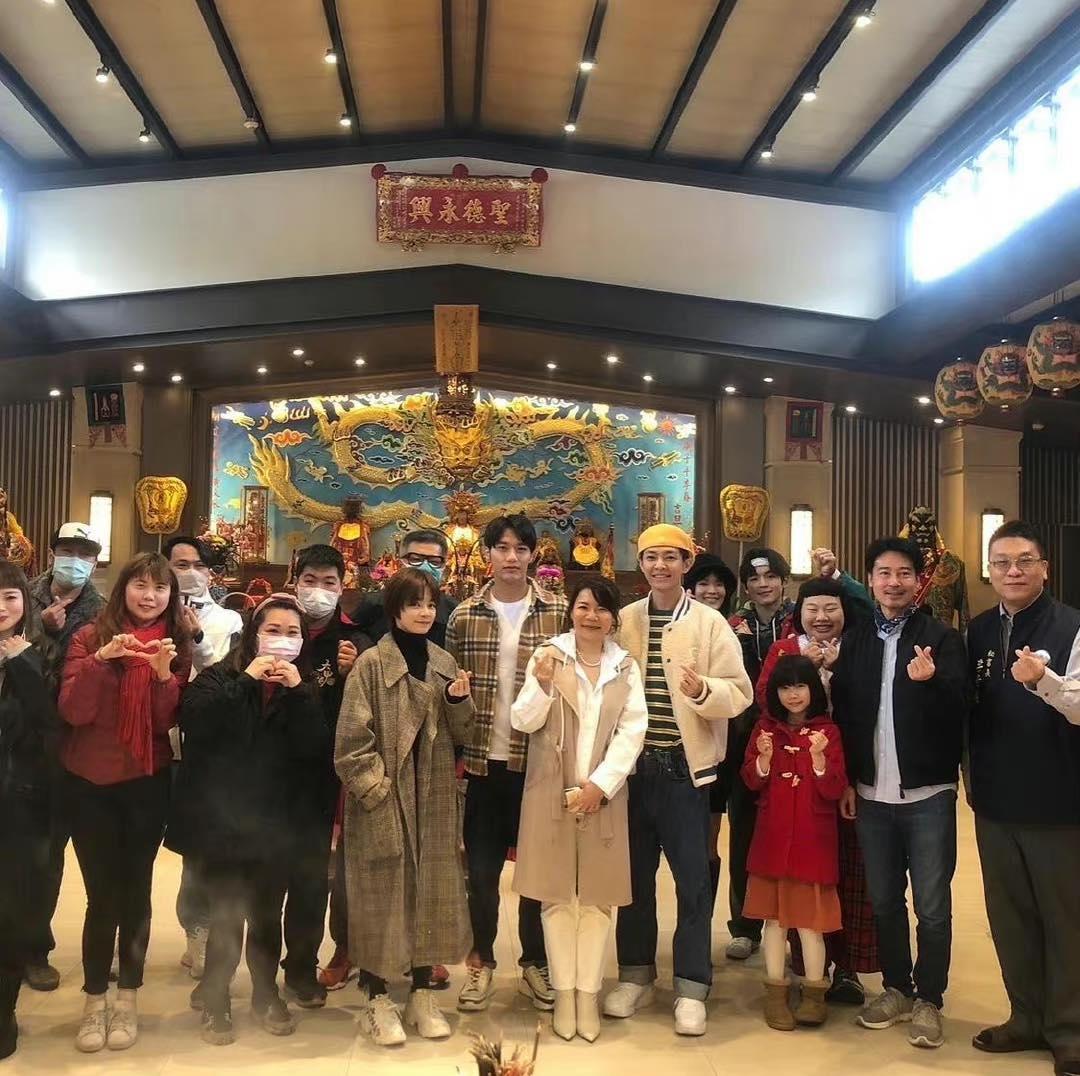 炎亞綸（戴黃帽者）2月底為新戲《初擁》開鏡。（翻攝自炎亞綸臉書）