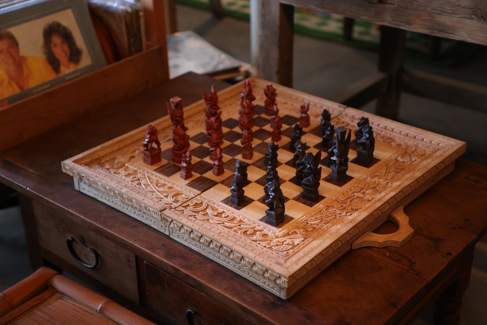 店內的西洋棋盤，也是家具的一部分。