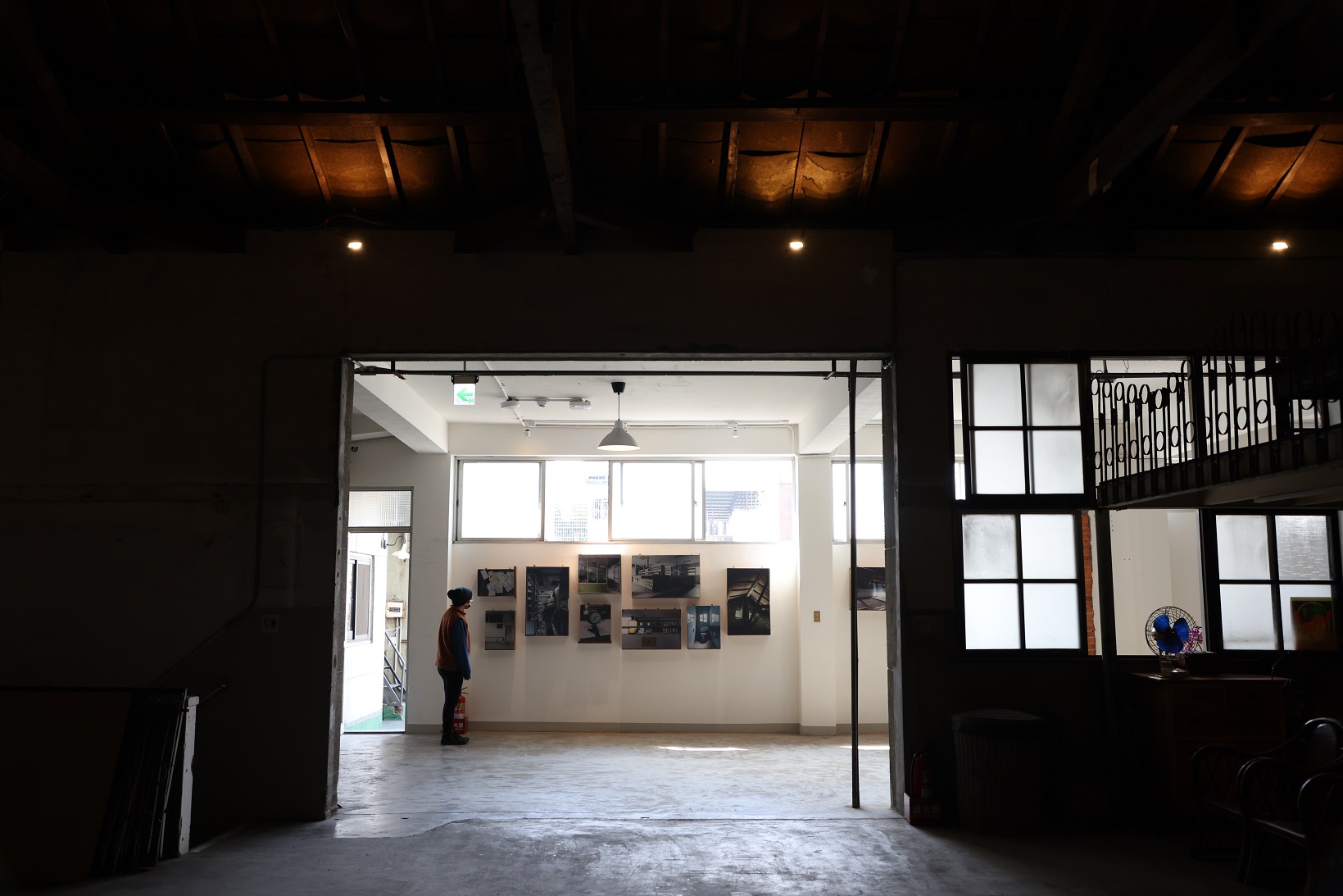 書店外的走廊，展示許多建築的老照片。