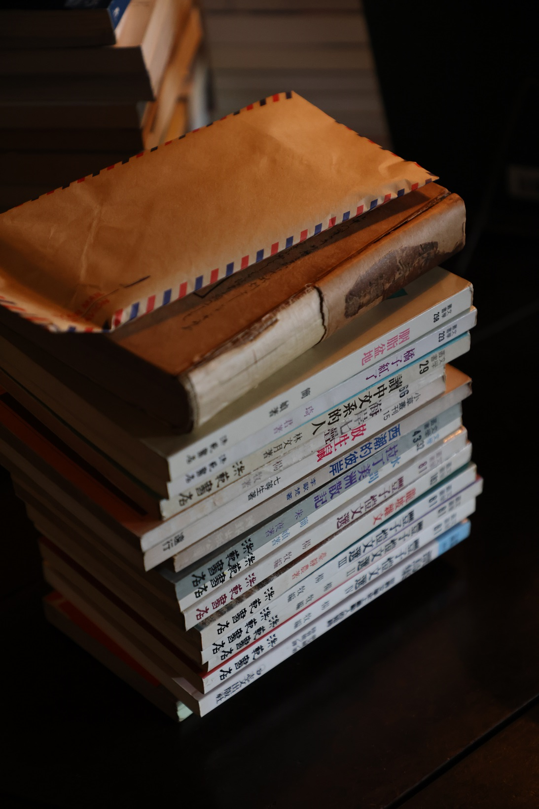 收藏許多絕版書籍，是「給孤獨者書店」的特色。