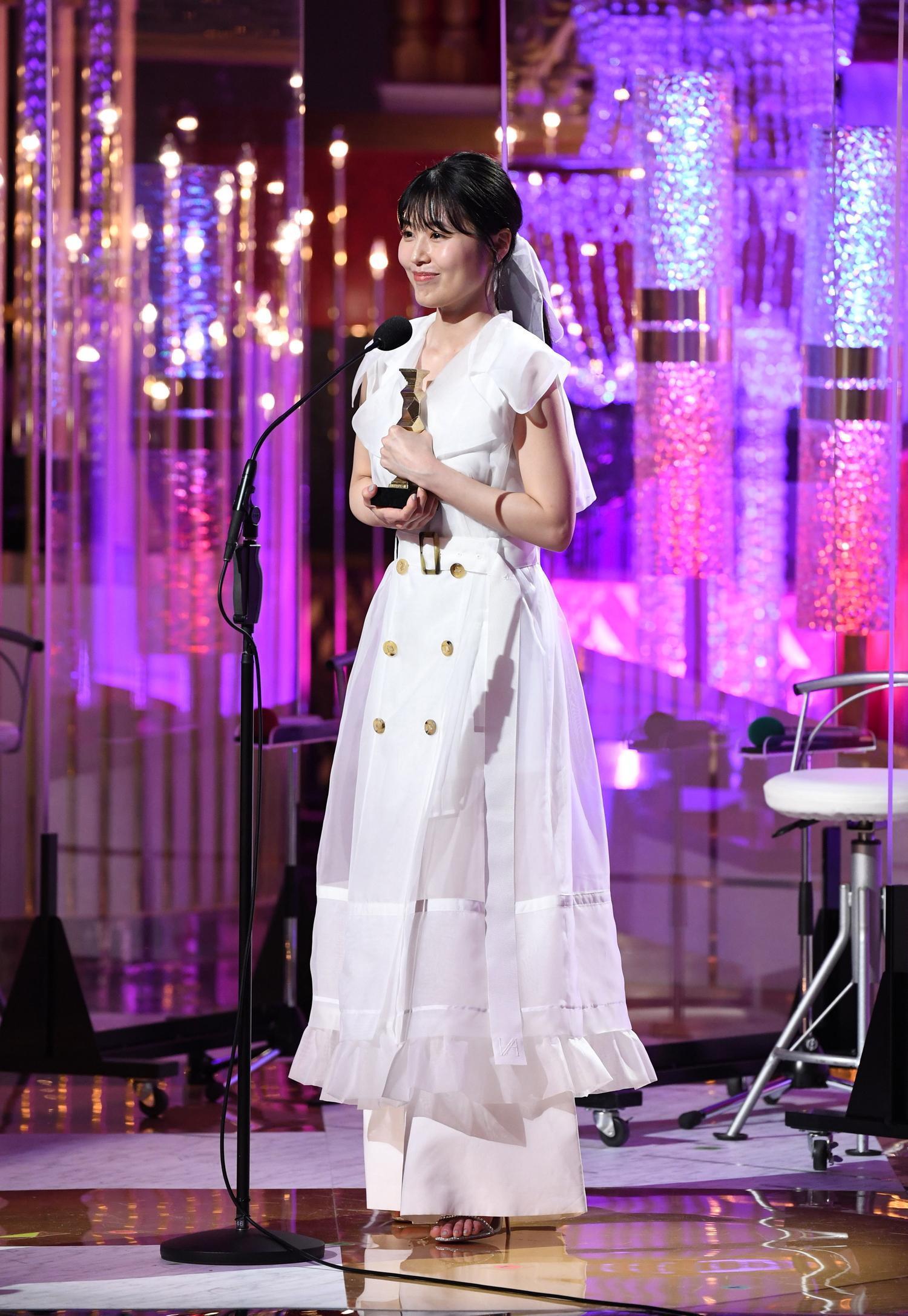 有村架純以《花束般的戀愛》擊敗天海祐希等對手獲封影后。(翻攝自日本電影學院獎)