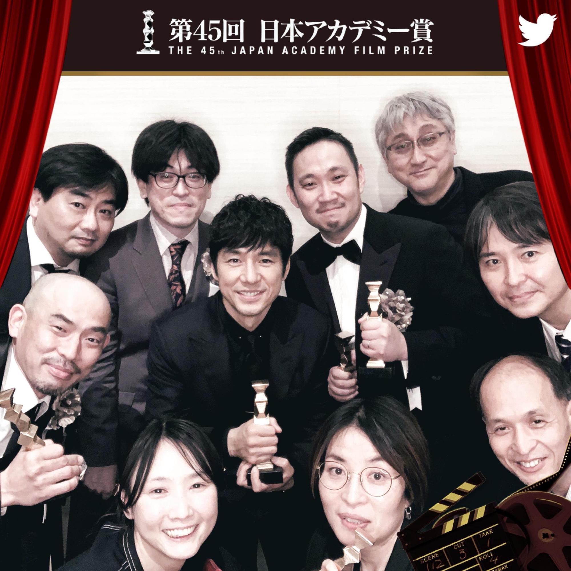 西島秀俊與濱口竜介導演在後台和《在車上》所有獲獎人員一起合影。(翻攝自日本電影學院獎Twitter)