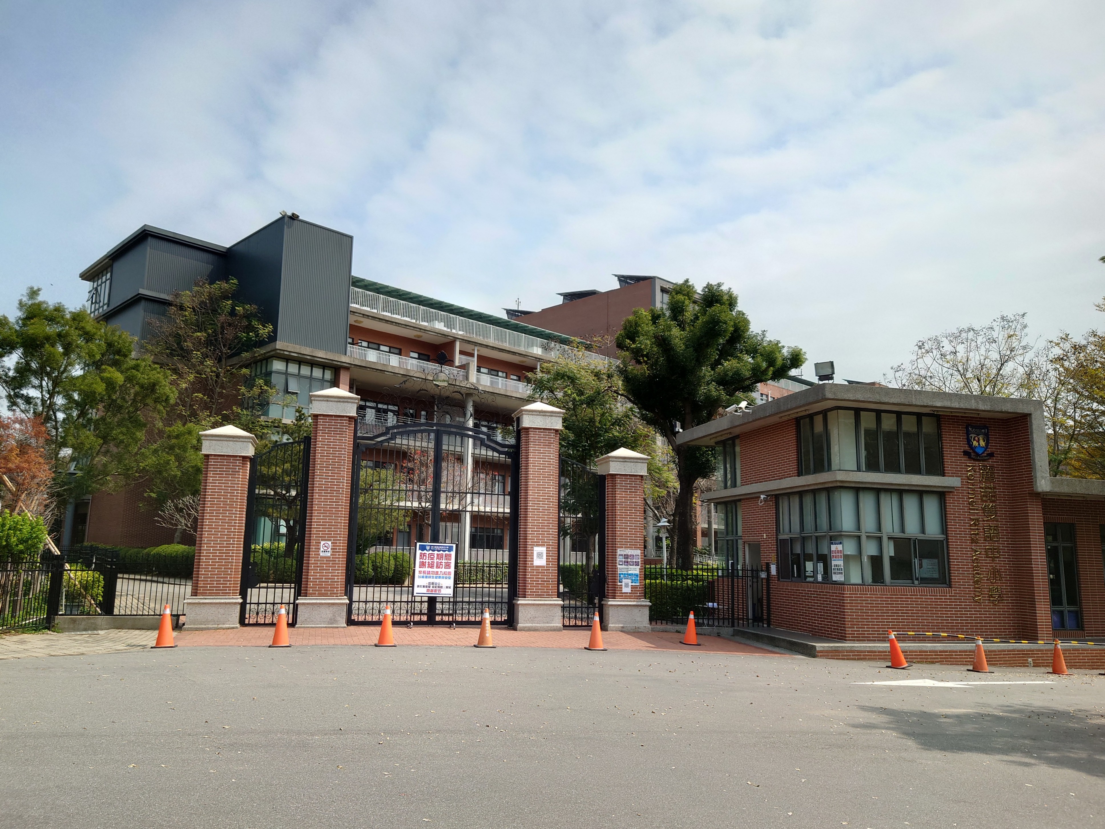 家長控麗喆幼兒園陳姓老師以「小眼睛」恐嚇幼童回家不能說出被虐事實。