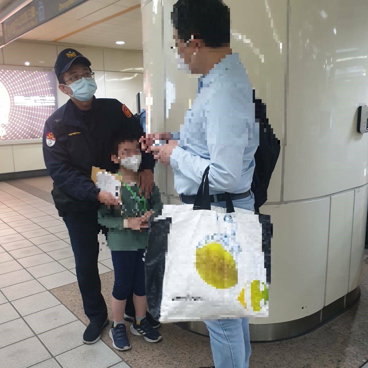 男童最後與父親團聚。(警方提供)