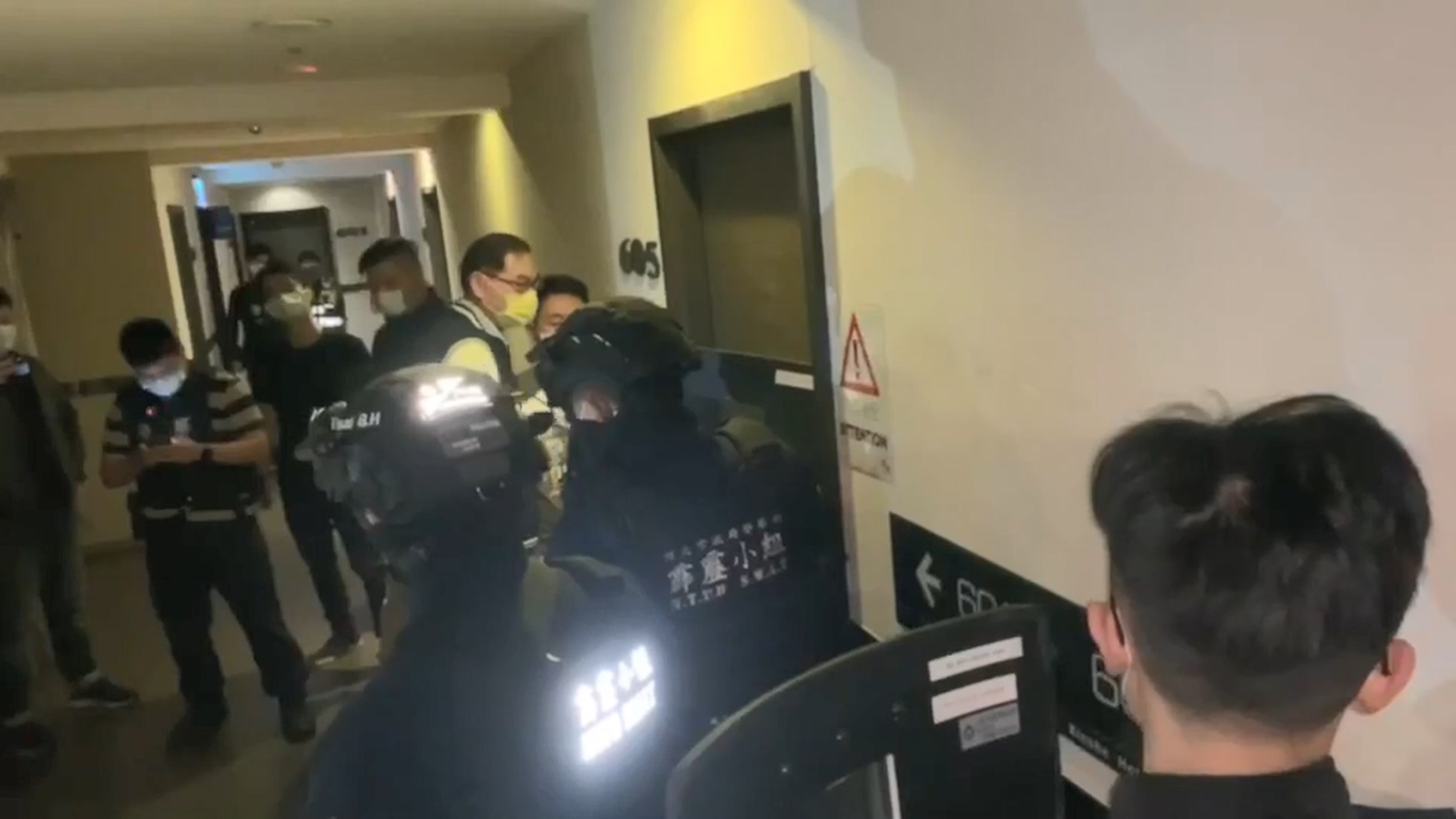 大批警力在旅館門外待命攻堅。(警方提供)